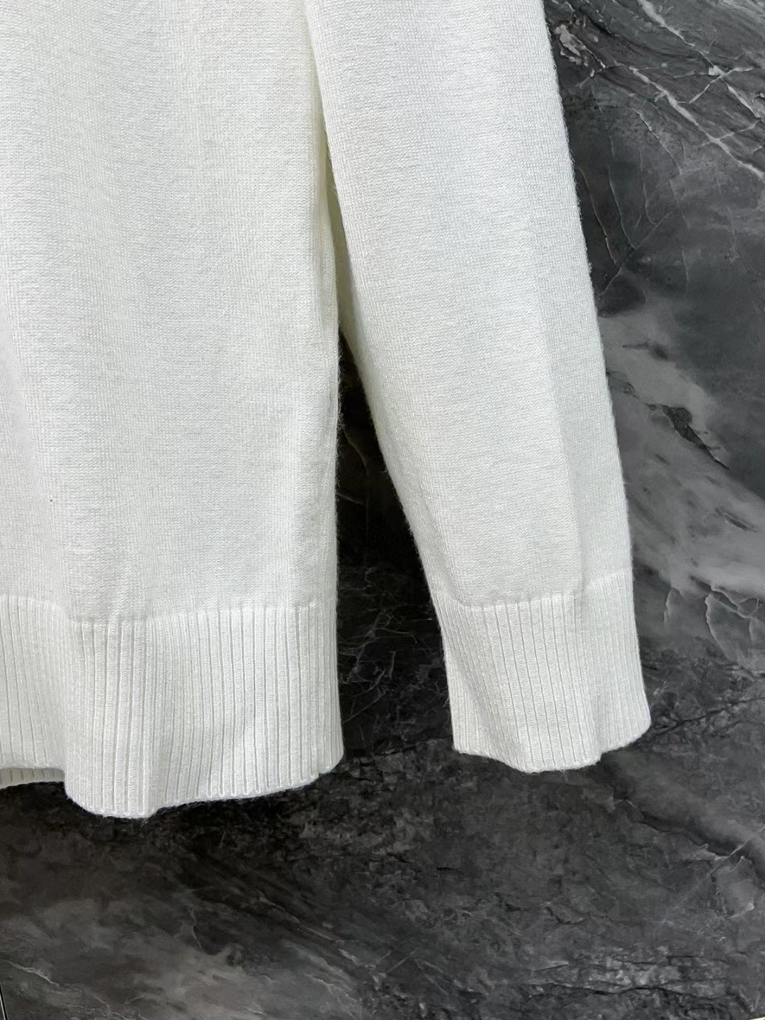 LV A貨經典文字刺繡設計針織長袖上衣（黑白色）｜歐美奢侈品精品推薦