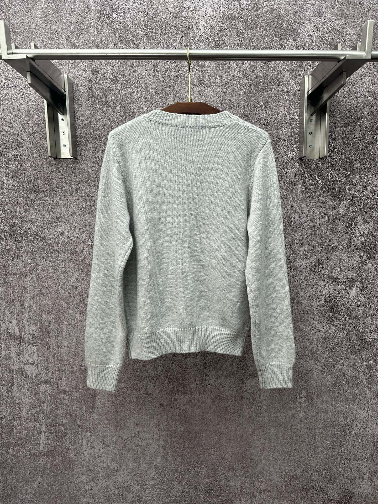 LV 高仿灰色狐狸提花針織毛衣 時尚保暖秋冬款｜歐美奢侈品精品推薦