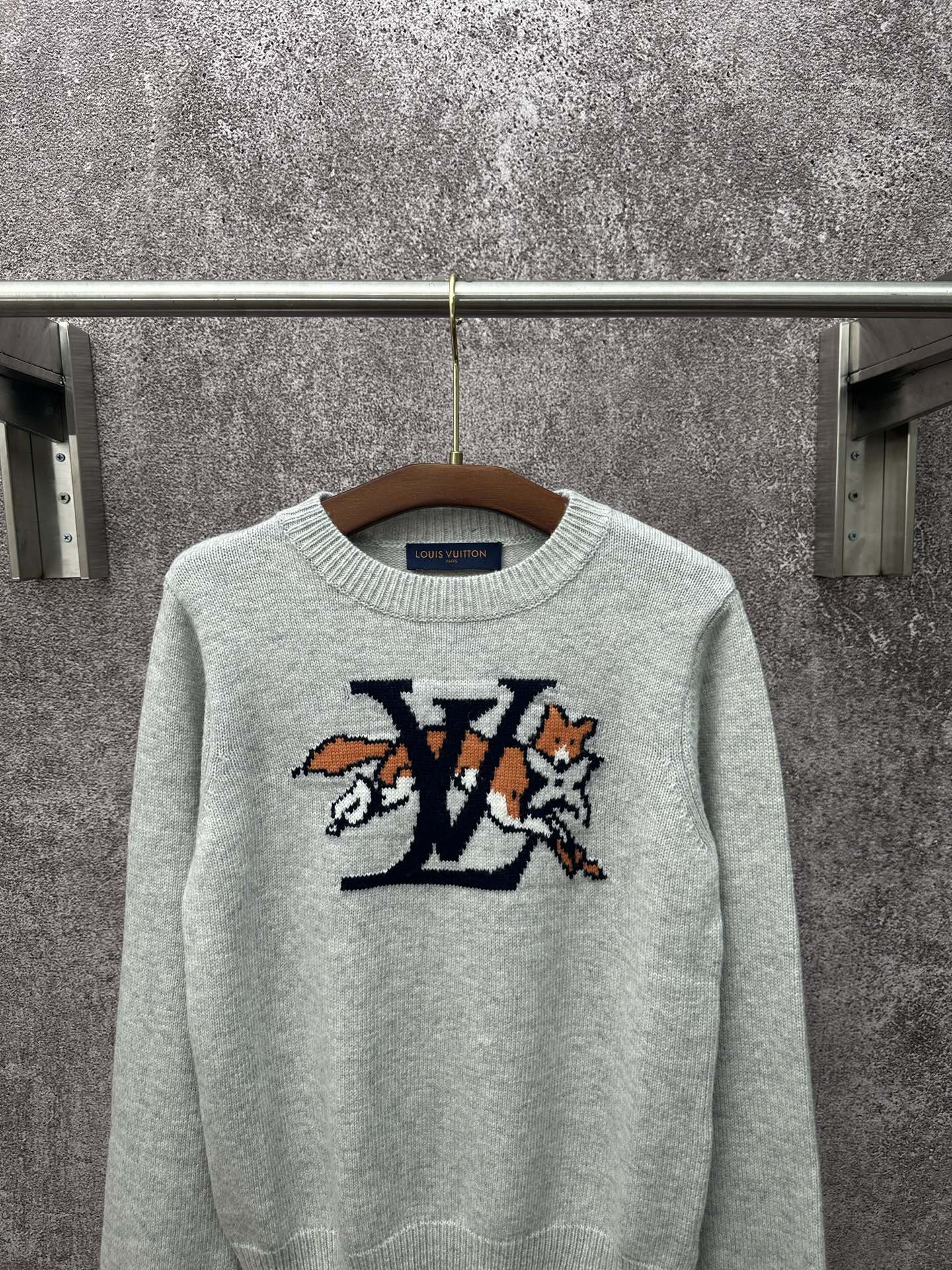 LV 高仿灰色狐狸提花針織毛衣 時尚保暖秋冬款｜歐美奢侈品精品推薦