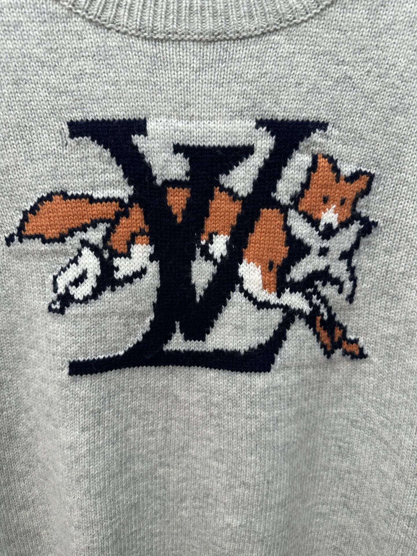 LV 高仿灰色狐狸提花針織毛衣 時尚保暖秋冬款｜歐美奢侈品精品推薦