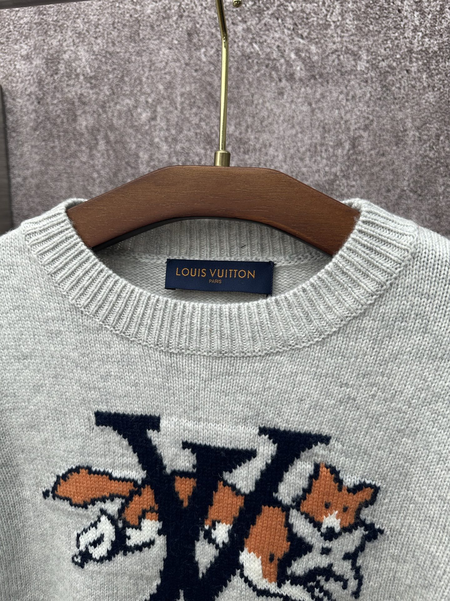 LV 高仿灰色狐狸提花針織毛衣 時尚保暖秋冬款｜歐美奢侈品精品推薦
