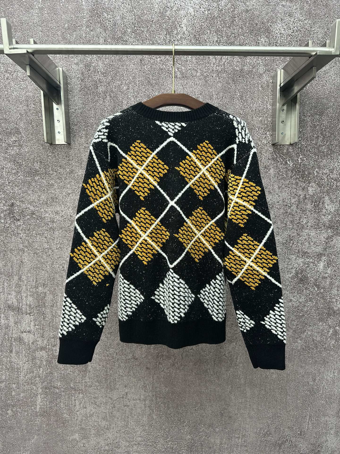 LV 高仿菱格紋針織毛衣 復古學院風格秋冬款|超A仿原單精品圖片 14 LV 高仿菱格紋針織毛衣 復古學院風格秋冬款|歐美奢侈品精品推薦