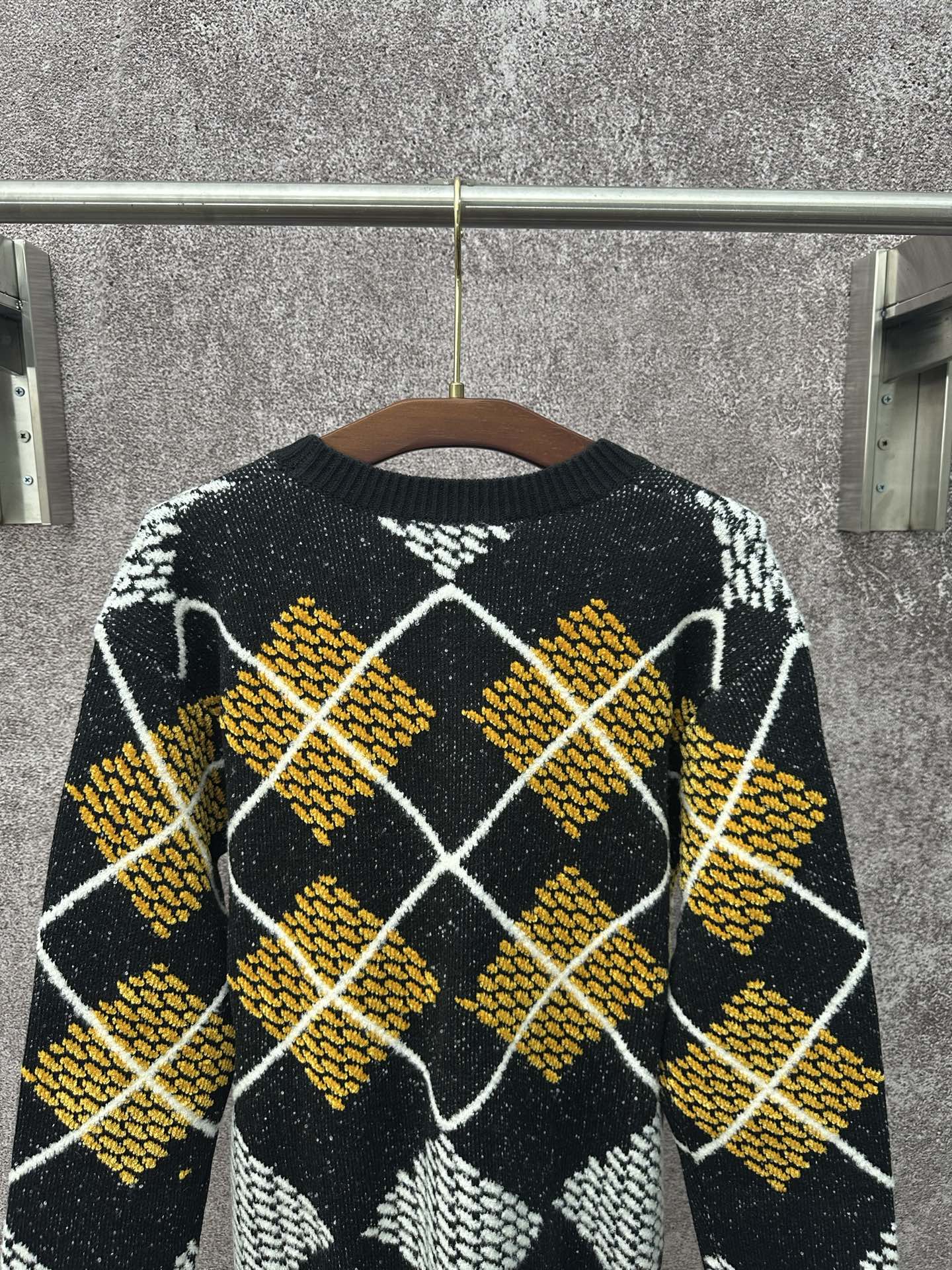 LV 高仿菱格紋針織毛衣 復古學院風格秋冬款｜歐美奢侈品精品推薦