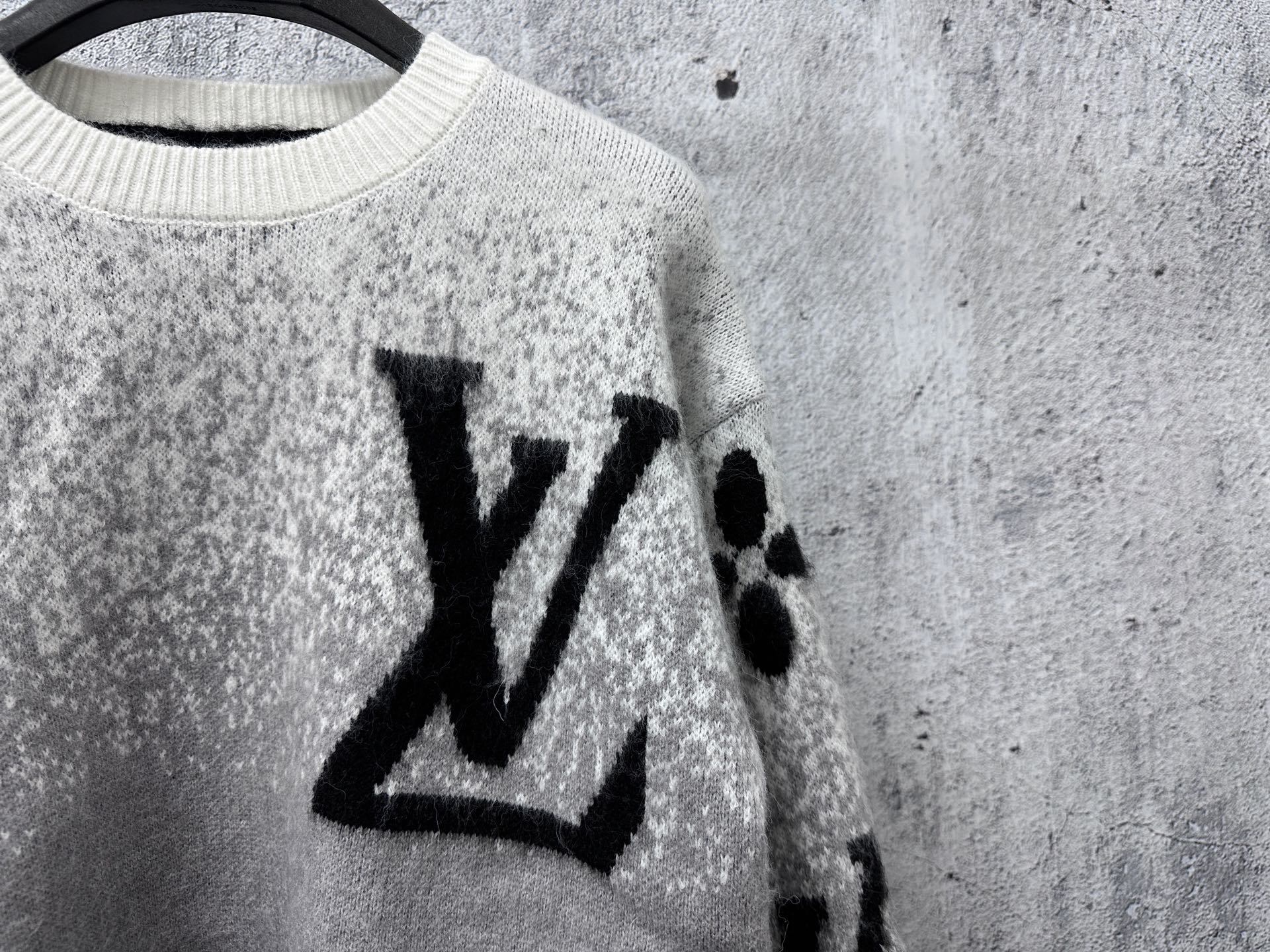 LV 高仿黑白漸層毛衣 大LOGO設計秋冬新款｜歐美奢侈品精品推薦