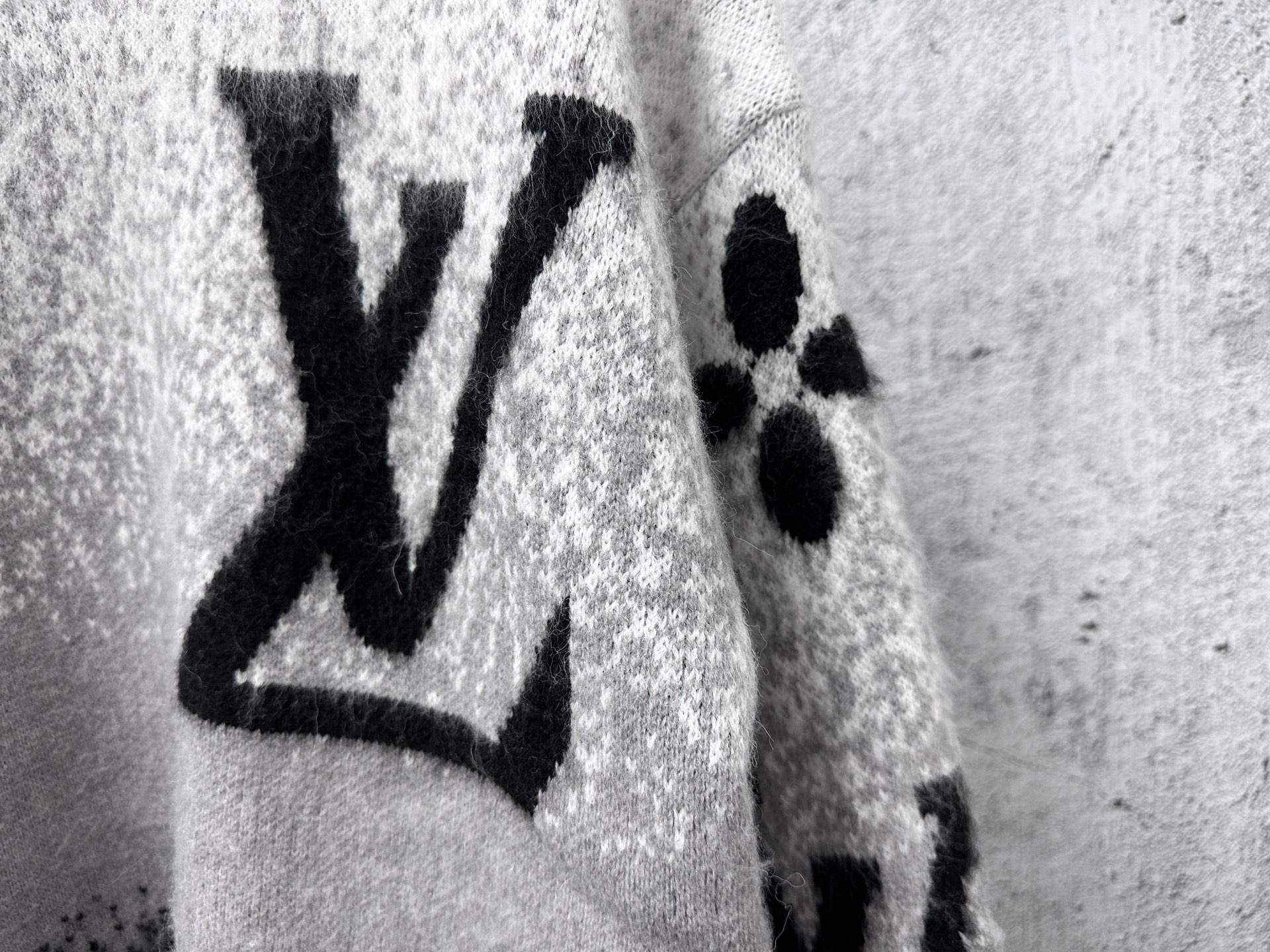 LV 高仿黑白漸層毛衣 大LOGO設計秋冬新款｜歐美奢侈品精品推薦