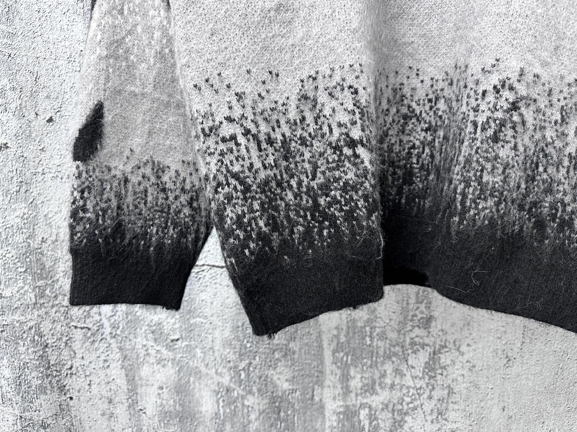 LV 高仿黑白漸層毛衣 大LOGO設計秋冬新款｜歐美奢侈品精品推薦