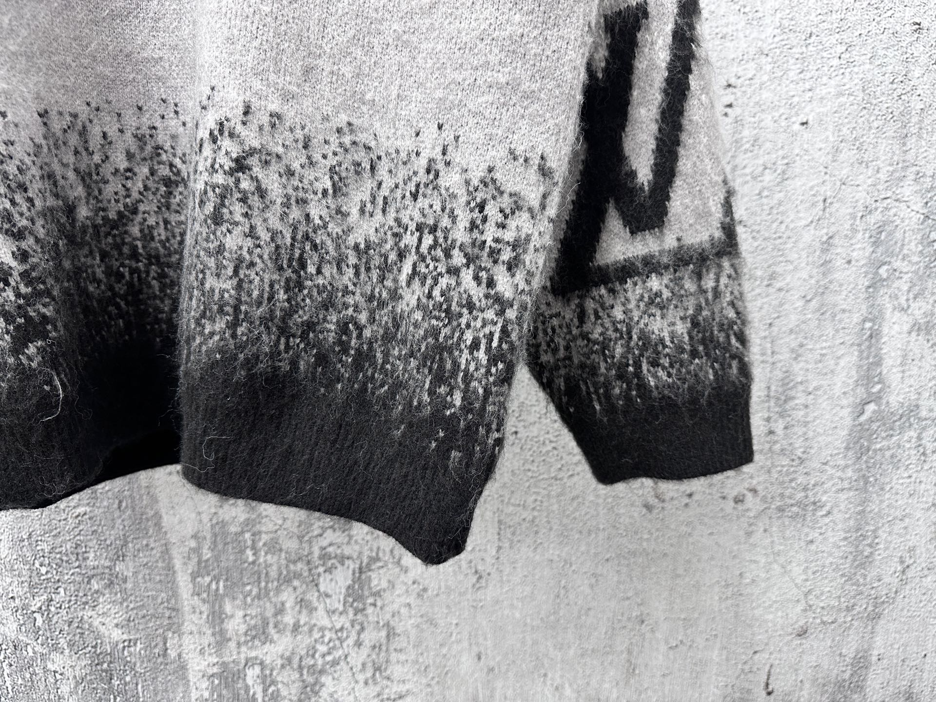 LV 高仿黑白漸層毛衣 大LOGO設計秋冬新款｜歐美奢侈品精品推薦