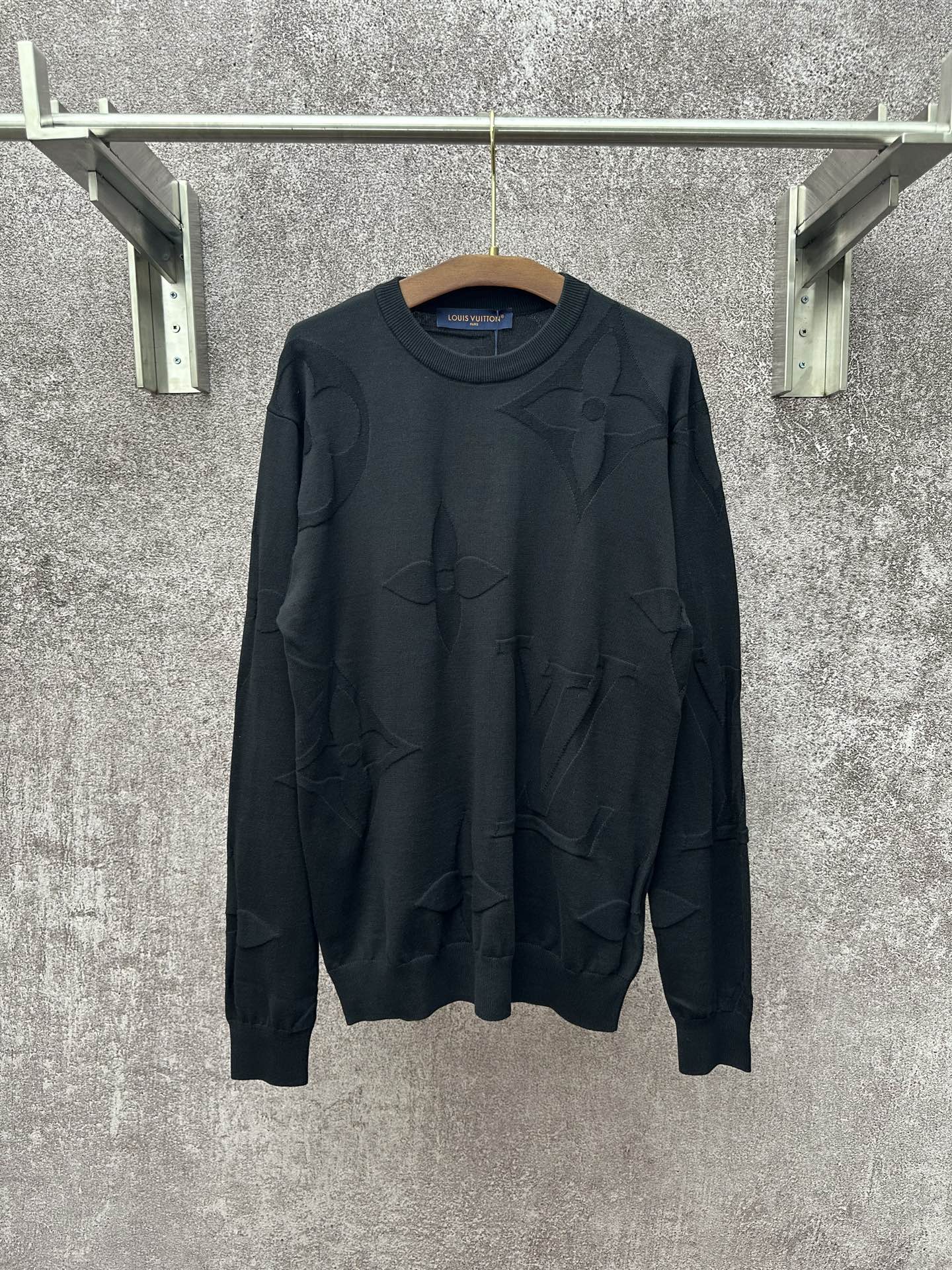 LV 高仿立體壓紋黑色毛衣 經典Monogram針織款｜歐美奢侈品精品推薦