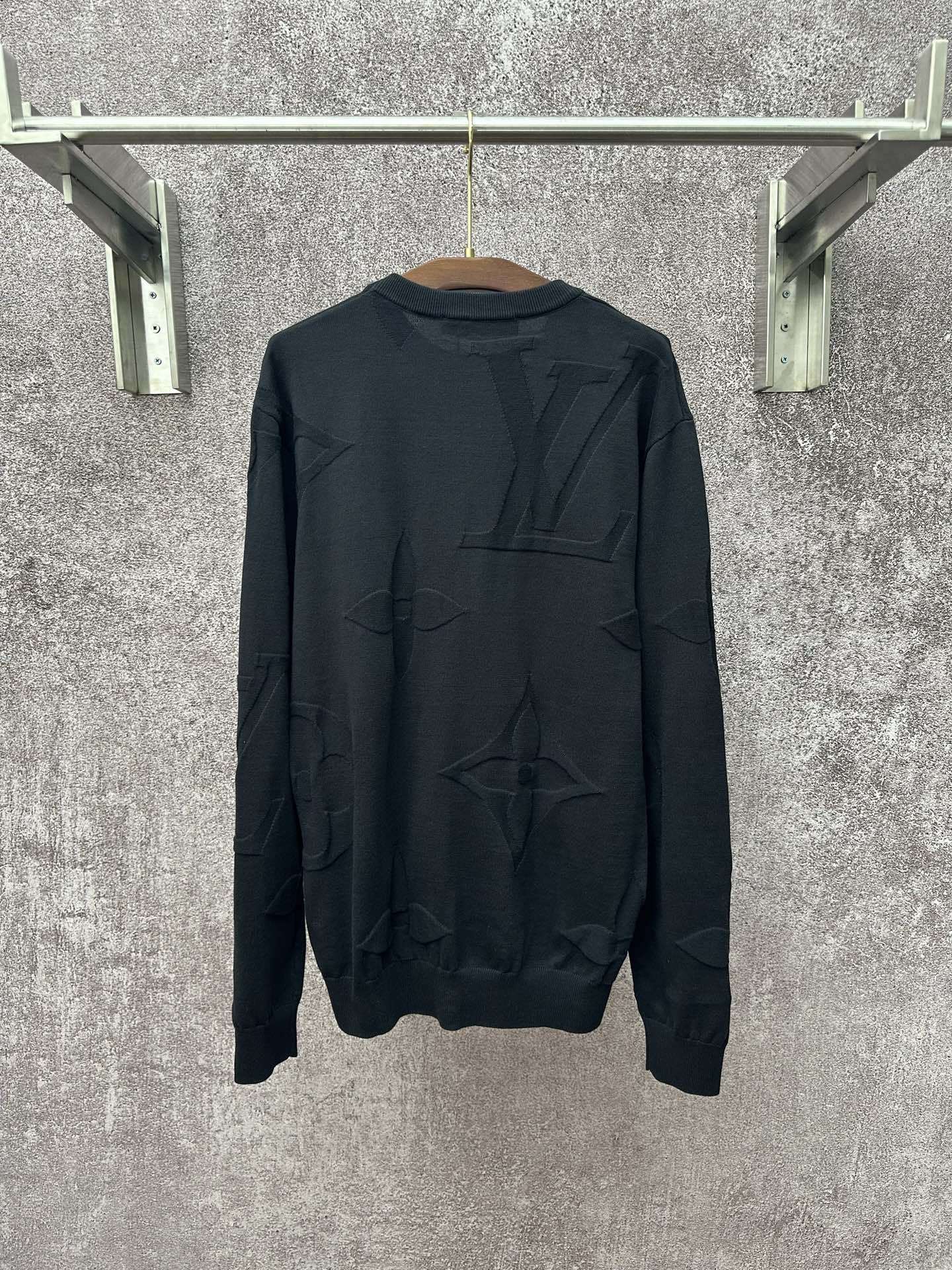 LV 高仿立體壓紋黑色毛衣 經典Monogram針織款｜歐美奢侈品精品推薦