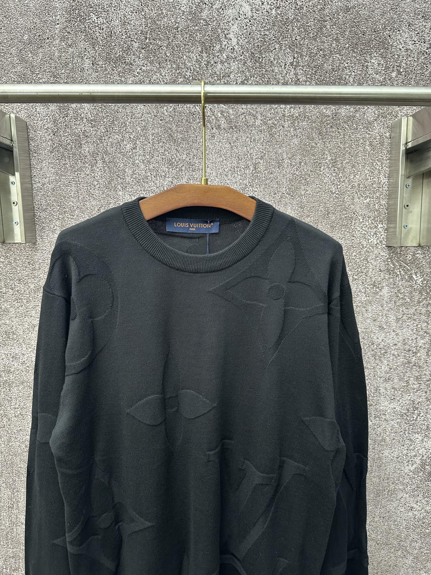 LV 高仿立體壓紋黑色毛衣 經典Monogram針織款｜歐美奢侈品精品推薦
