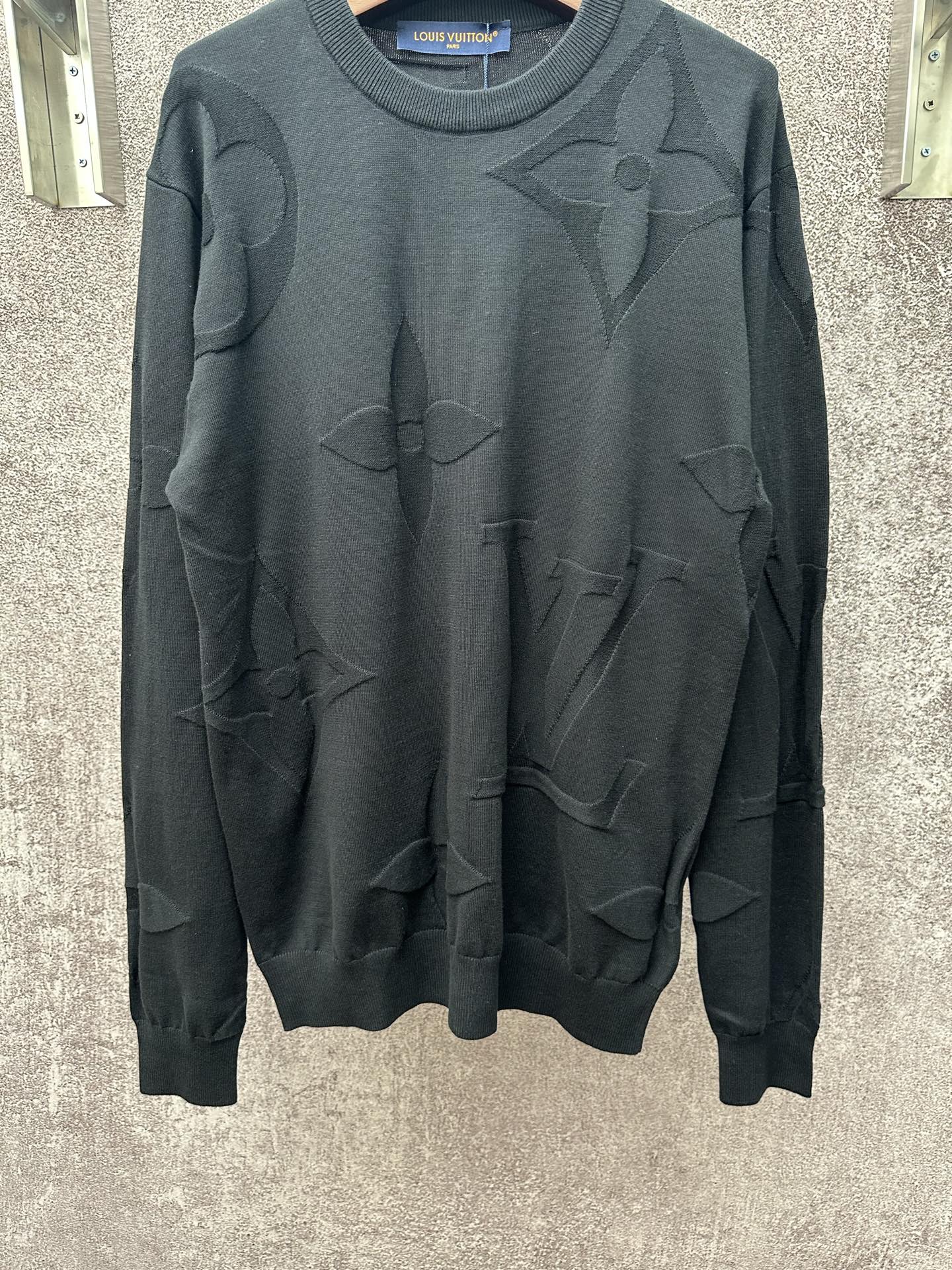 LV 高仿立體壓紋黑色毛衣 經典Monogram針織款｜歐美奢侈品精品推薦