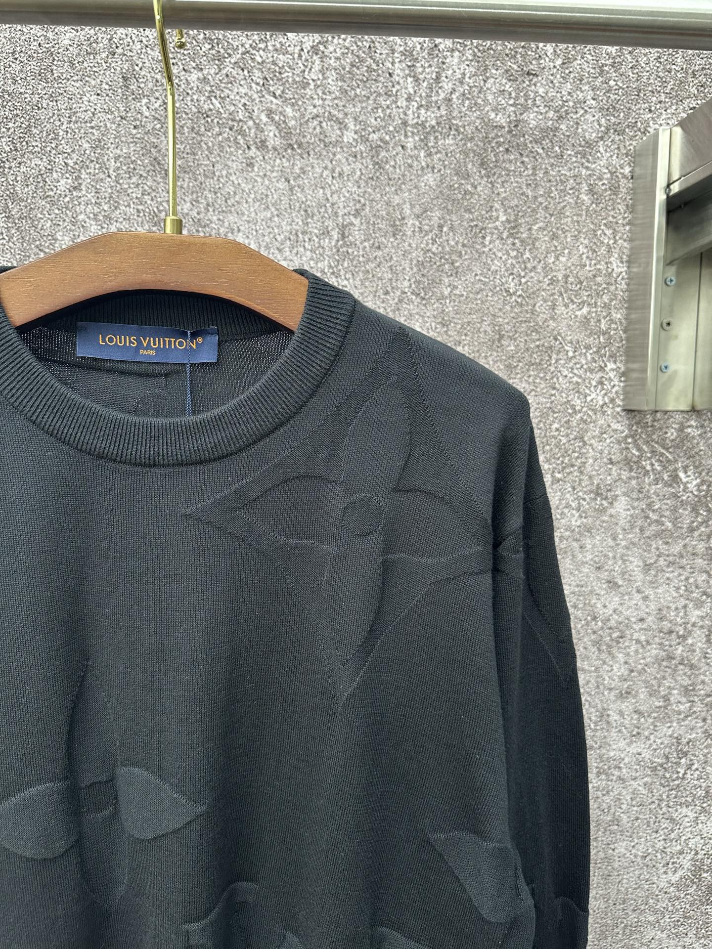 LV 高仿立體壓紋黑色毛衣 經典Monogram針織款｜歐美奢侈品精品推薦
