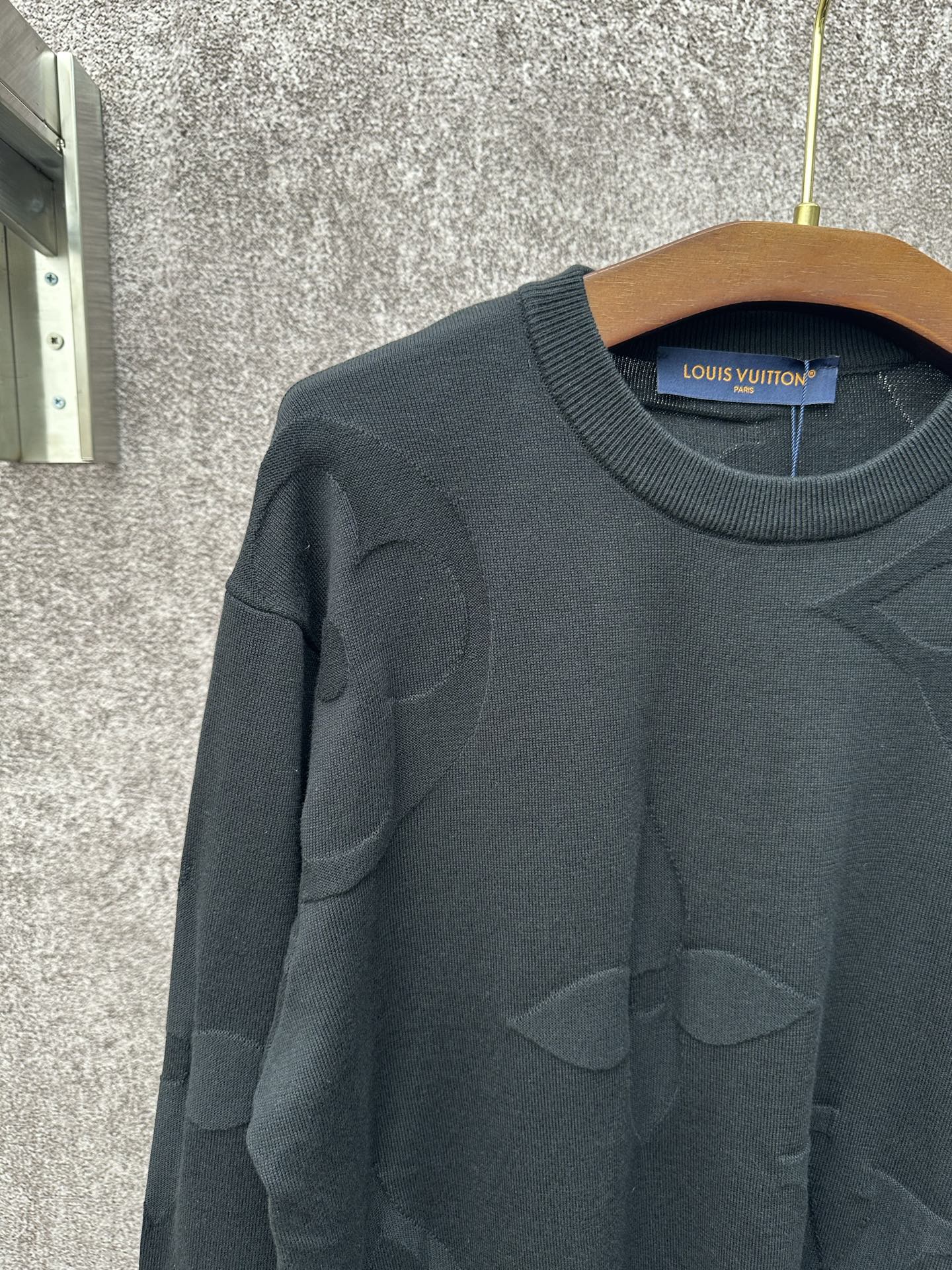 LV 高仿立體壓紋黑色毛衣 經典Monogram針織款｜歐美奢侈品精品推薦