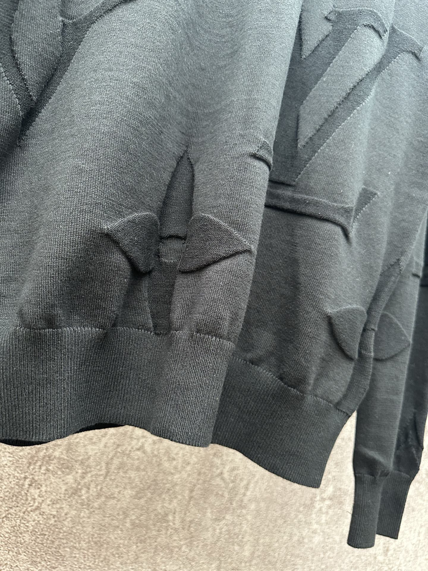 LV 高仿立體壓紋黑色毛衣 經典Monogram針織款｜歐美奢侈品精品推薦
