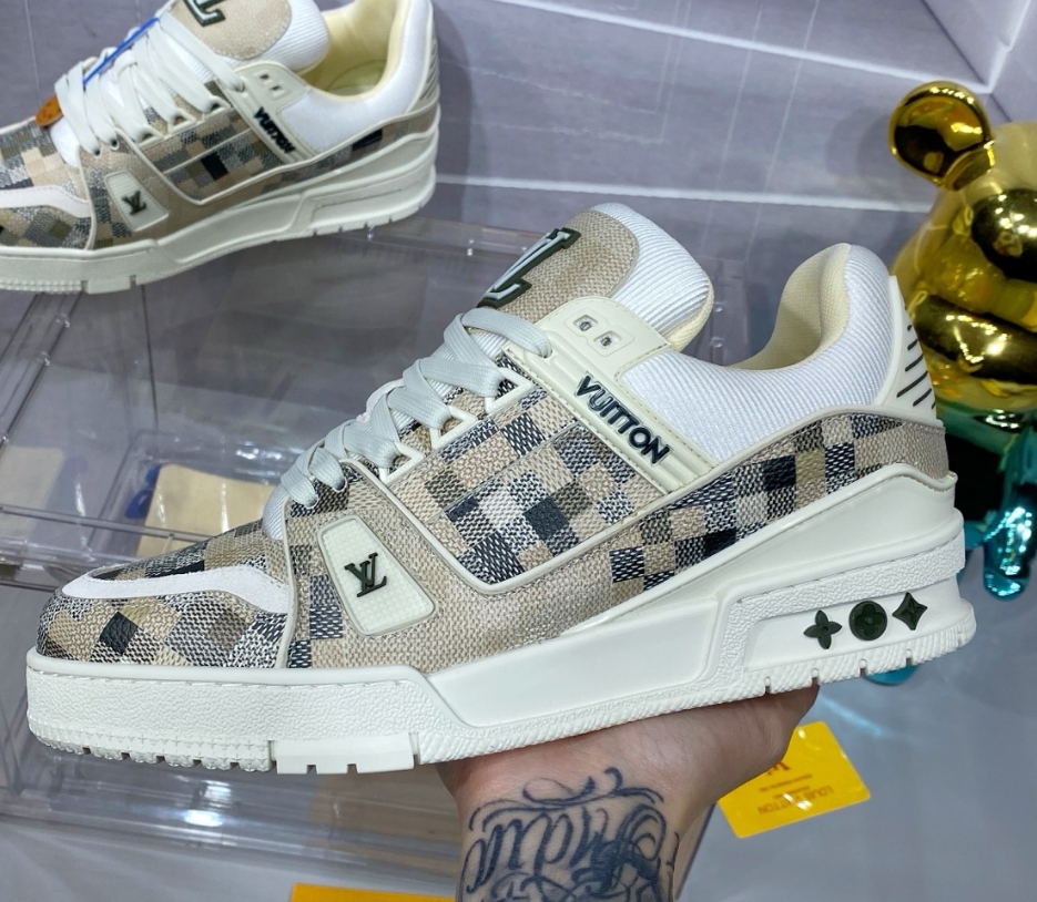 近期LV Trainer高仿鞋市場深度觀察：皮革壓紋深度與金屬件光澤已成鑑別復刻等級的關鍵所在｜歐美奢侈品精品推薦