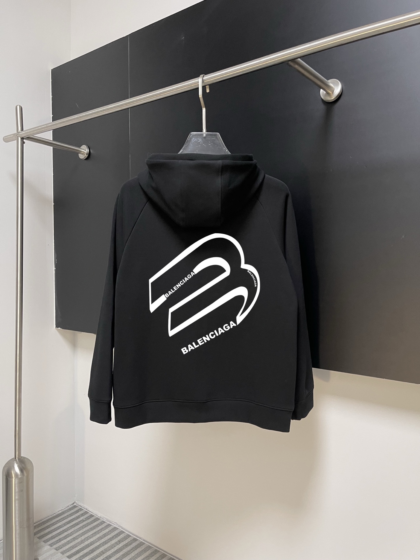 Balenciaga 高仿男士黑色連帽外套 簡約立體LOGO設計| 13 Balenciaga 高仿男士黑色連帽外套 簡約立體LOGO設計