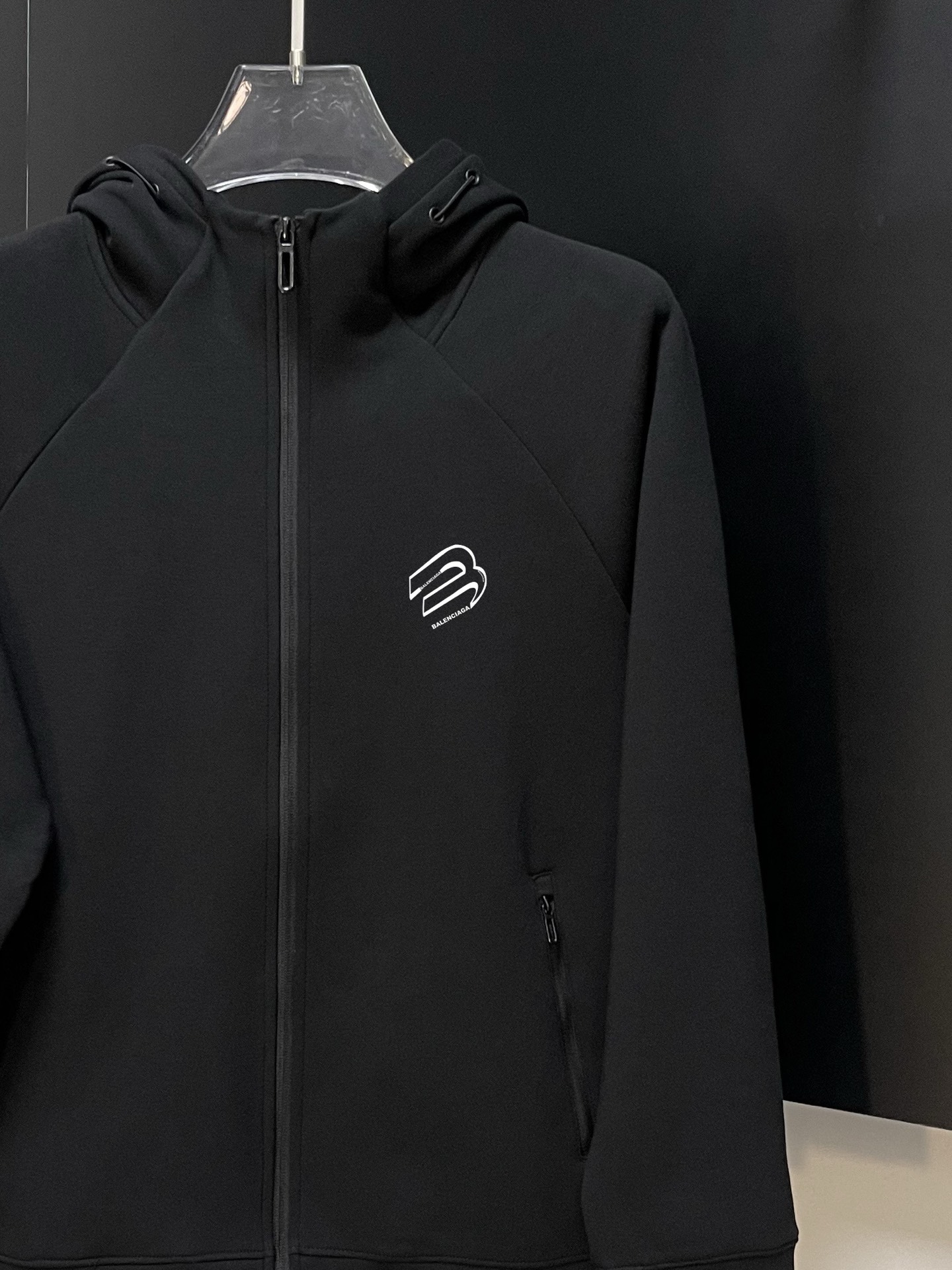 Balenciaga 高仿男士黑色連帽外套 簡約立體LOGO設計| 11 Balenciaga 高仿男士黑色連帽外套 簡約立體LOGO設計