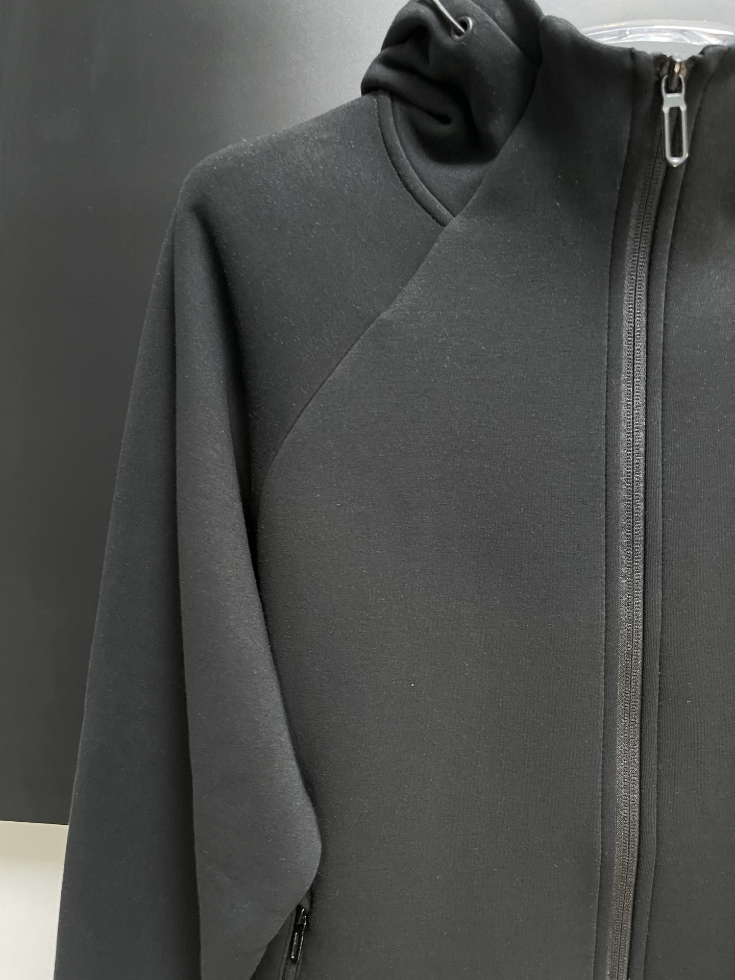 Balenciaga 高仿男士黑色連帽外套 簡約立體LOGO設計| 10 Balenciaga 高仿男士黑色連帽外套 簡約立體LOGO設計