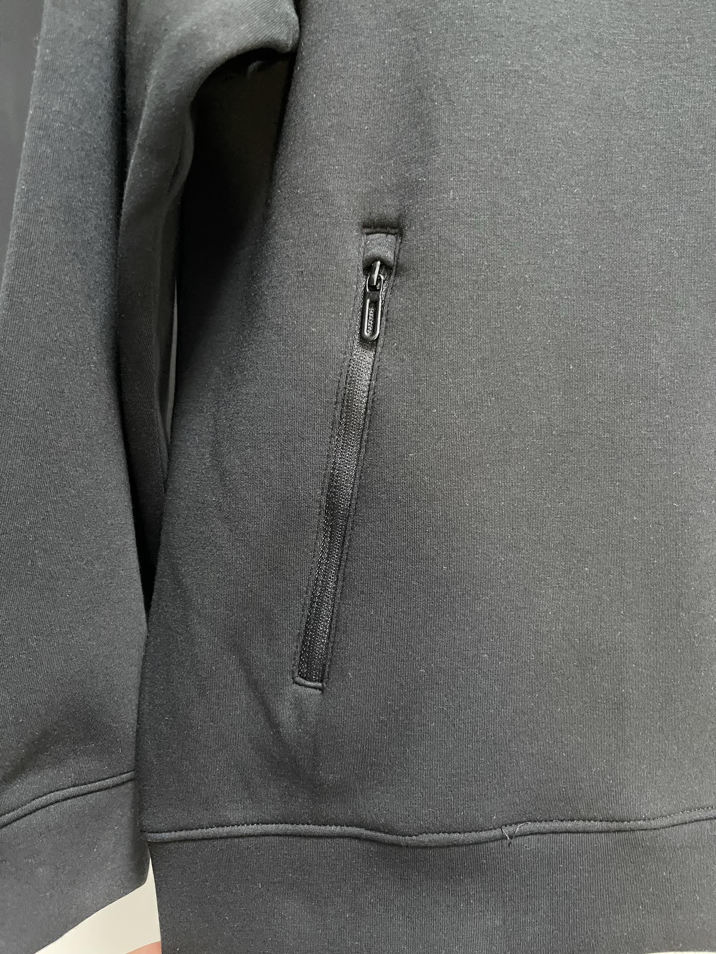 Balenciaga 高仿男士黑色連帽外套 簡約立體LOGO設計| 8 Balenciaga 高仿男士黑色連帽外套 簡約立體LOGO設計