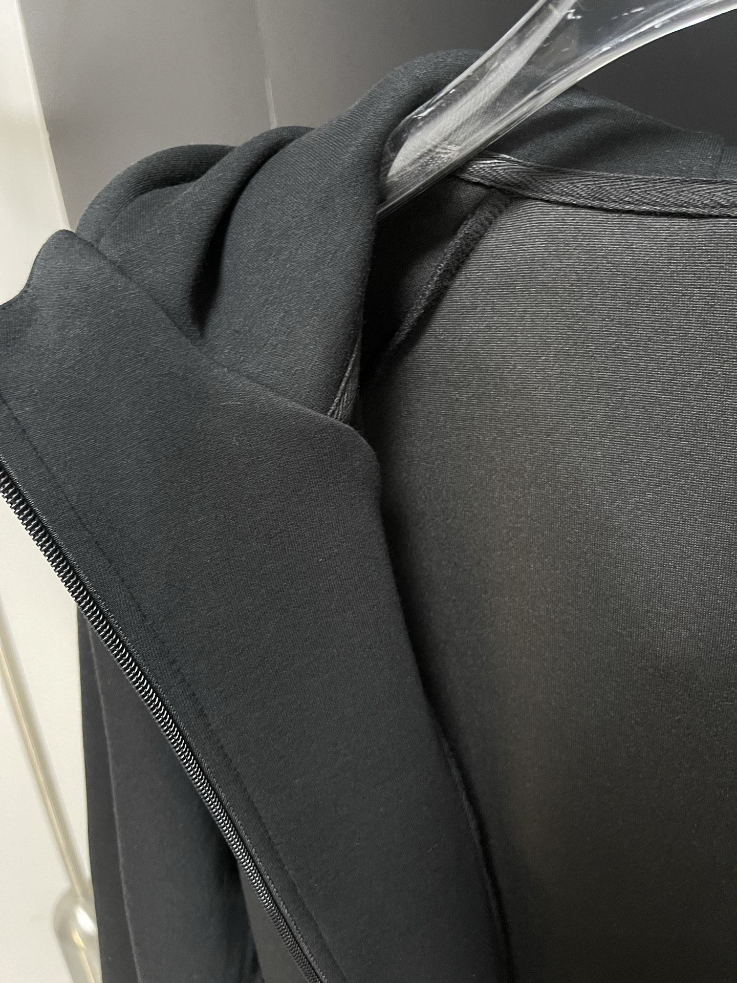 Balenciaga 高仿男士黑色連帽外套 簡約立體LOGO設計| 7 Balenciaga 高仿男士黑色連帽外套 簡約立體LOGO設計