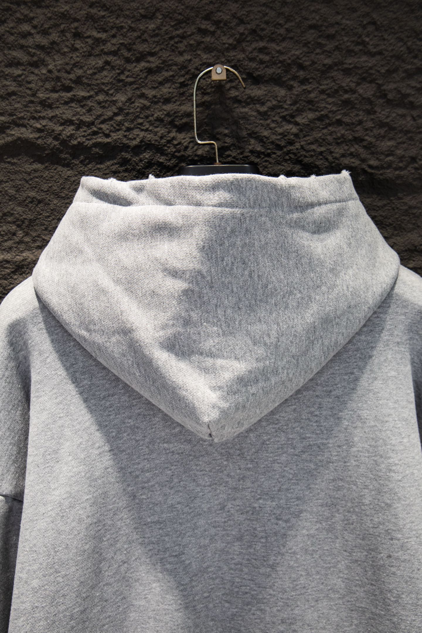 Balenciaga 原單男士灰色連帽外套 Luxury字樣刺繡設計| 10 Balenciaga 原單男士灰色連帽外套 Luxury字樣刺繡設計