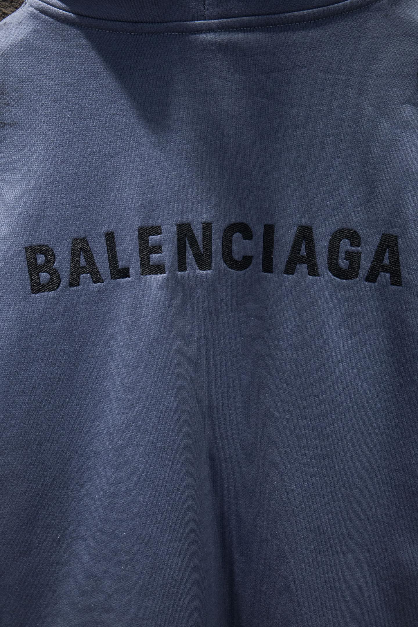 Balenciaga 高仿男士霧藍連帽外套 低飽和設計感街頭單品| 10 Balenciaga 高仿男士霧藍連帽外套 低飽和設計感街頭單品