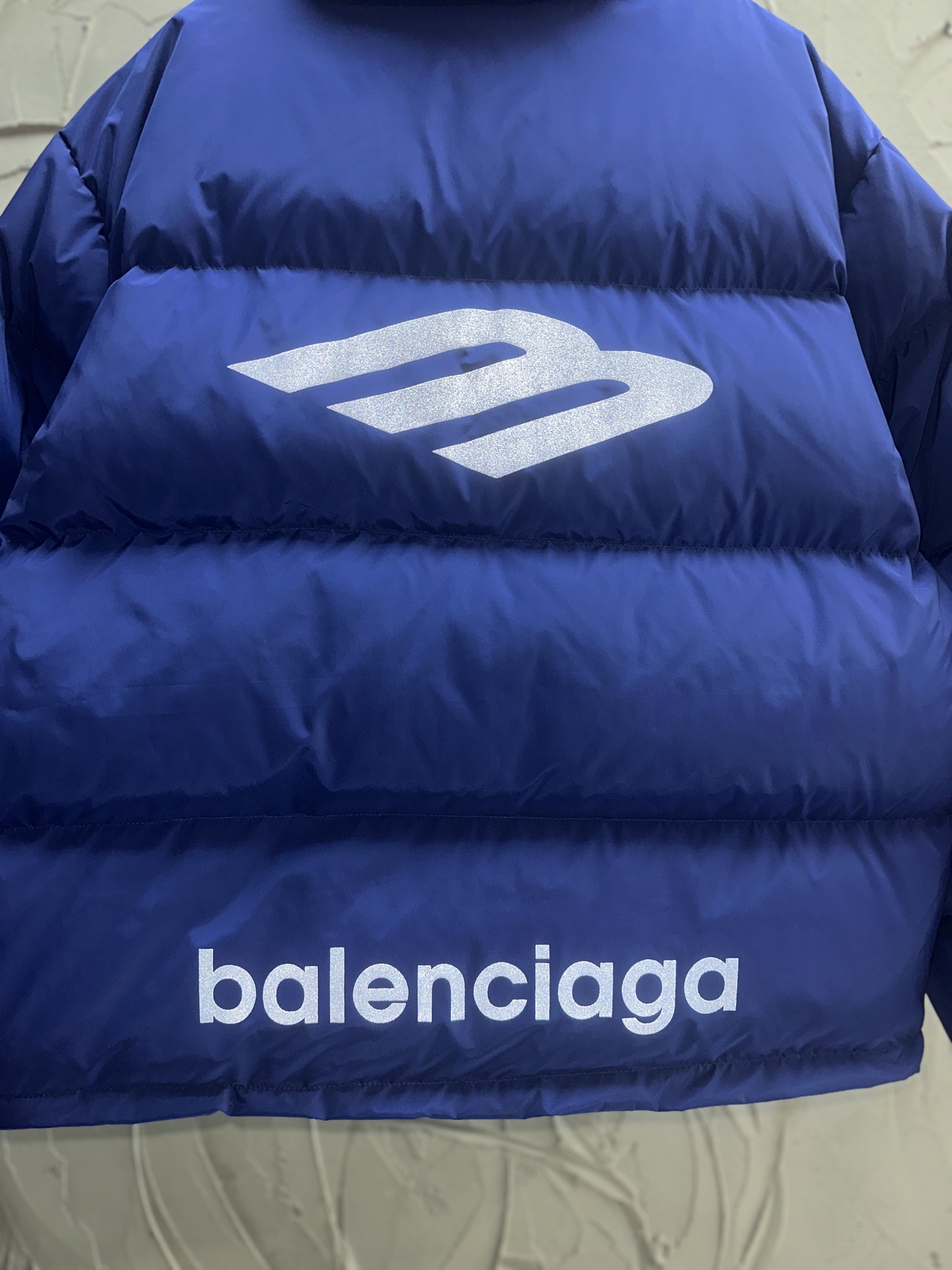 Balenciaga高仿羽絨外套男士款 亮眼寶藍色系冬季新作| 17 Balenciaga高仿羽絨外套男士款 亮眼寶藍色系冬季新作