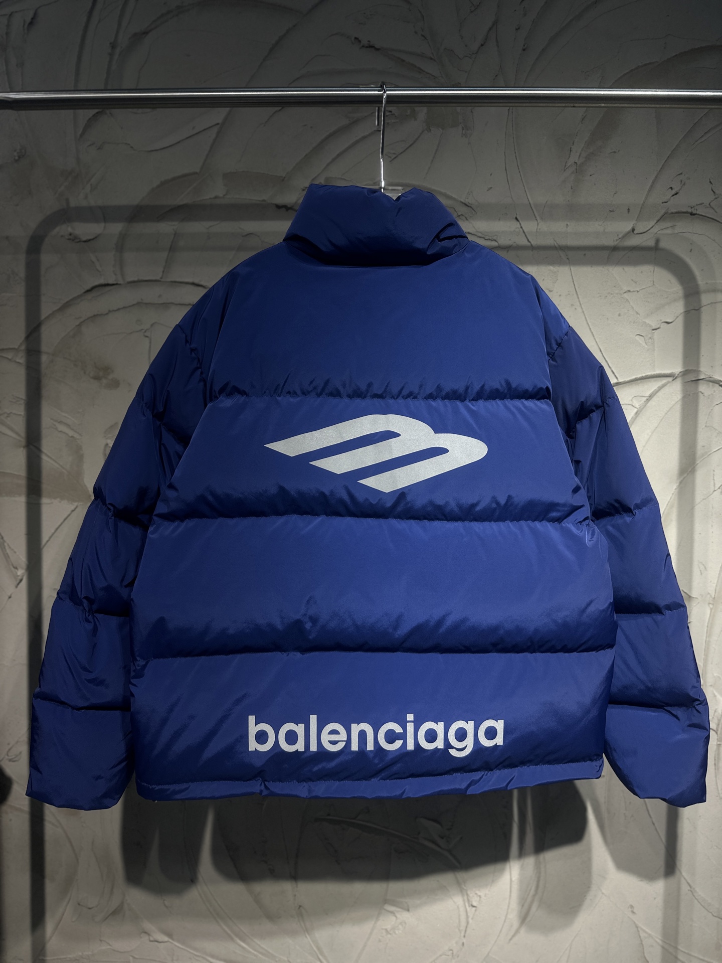 Balenciaga高仿羽絨外套男士款 亮眼寶藍色系冬季新作| 14 Balenciaga高仿羽絨外套男士款 亮眼寶藍色系冬季新作