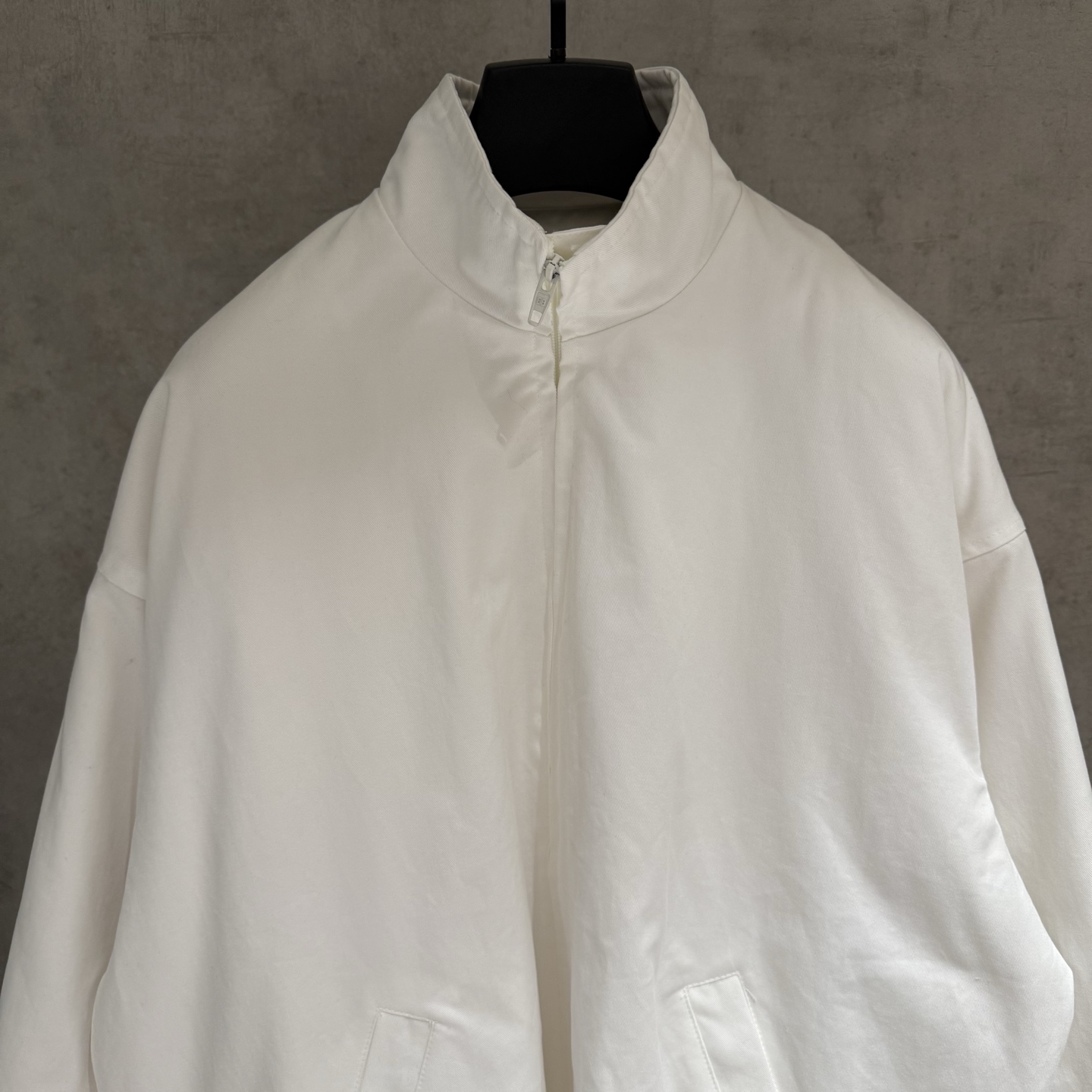 Balenciaga高仿男款立領外套 純白極簡設計潮流推薦| 13 Balenciaga高仿男款立領外套 純白極簡設計潮流推薦