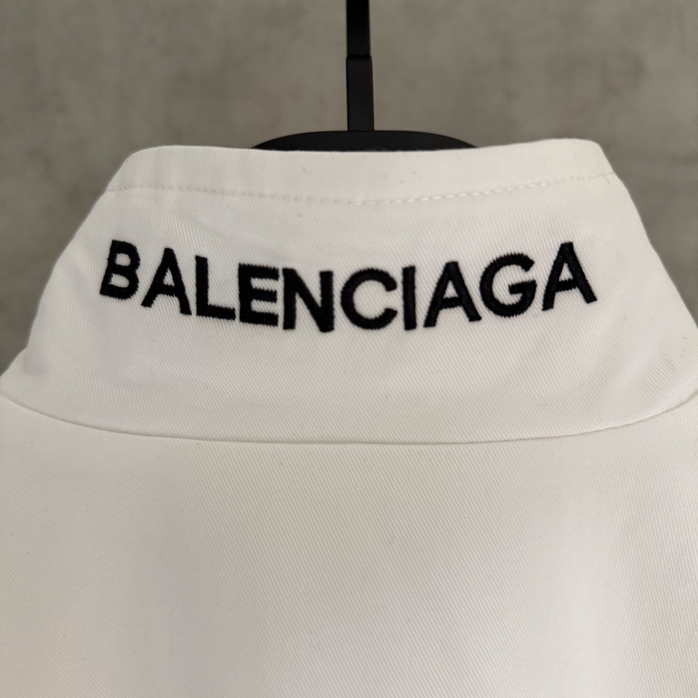 Balenciaga高仿男款立領外套 純白極簡設計潮流推薦| 11 Balenciaga高仿男款立領外套 純白極簡設計潮流推薦