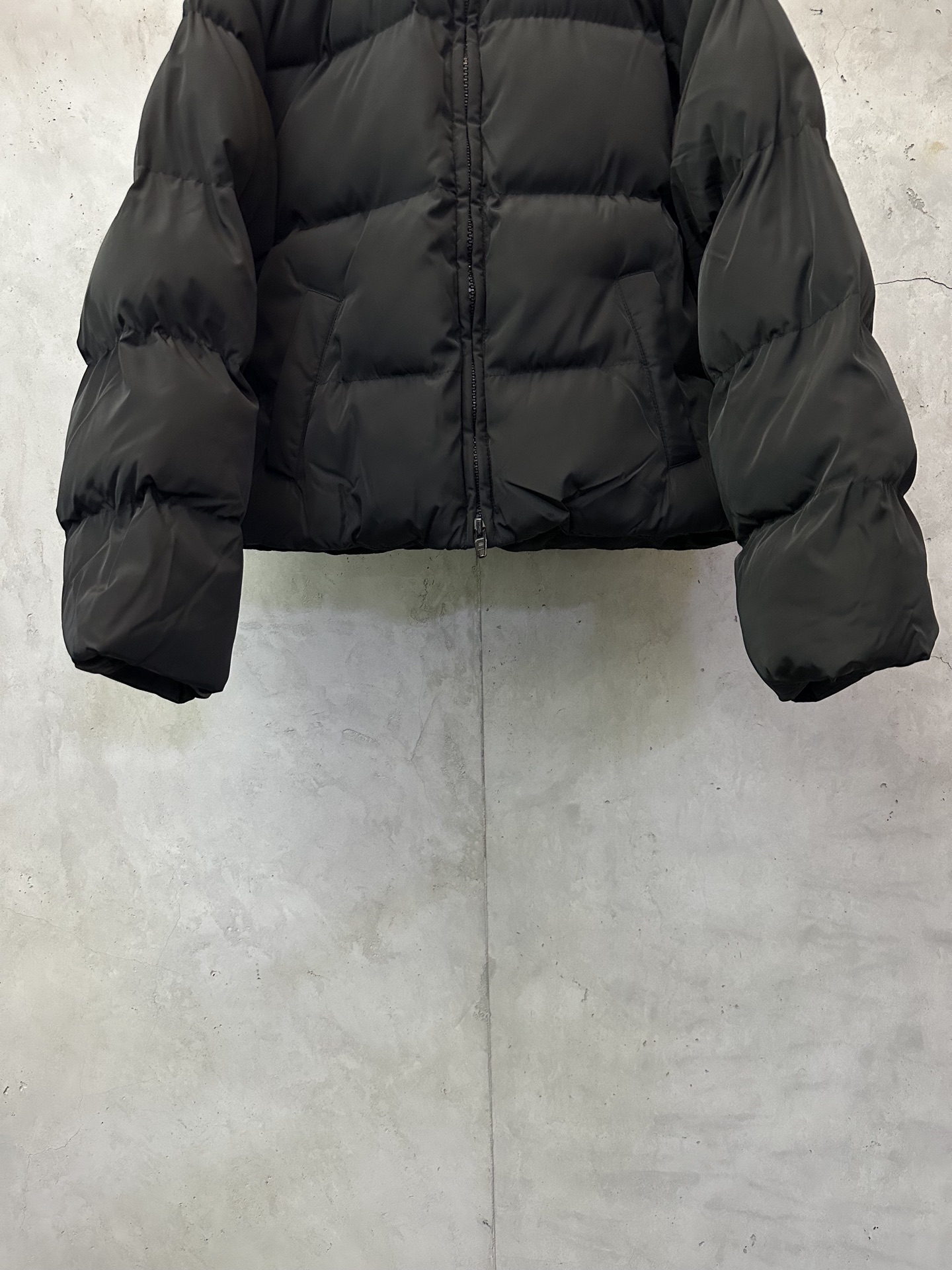 Balenciaga高仿男士羽絨外套 經典黑色冬季必備款| 12 Balenciaga高仿男士羽絨外套 經典黑色冬季必備款