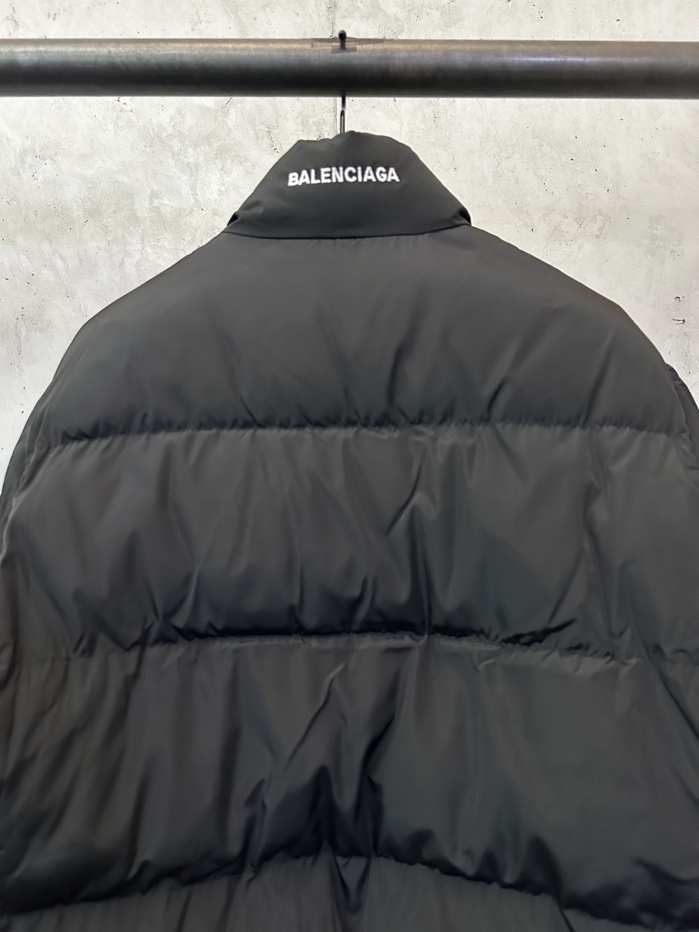Balenciaga高仿男士羽絨外套 經典黑色冬季必備款| 11 Balenciaga高仿男士羽絨外套 經典黑色冬季必備款