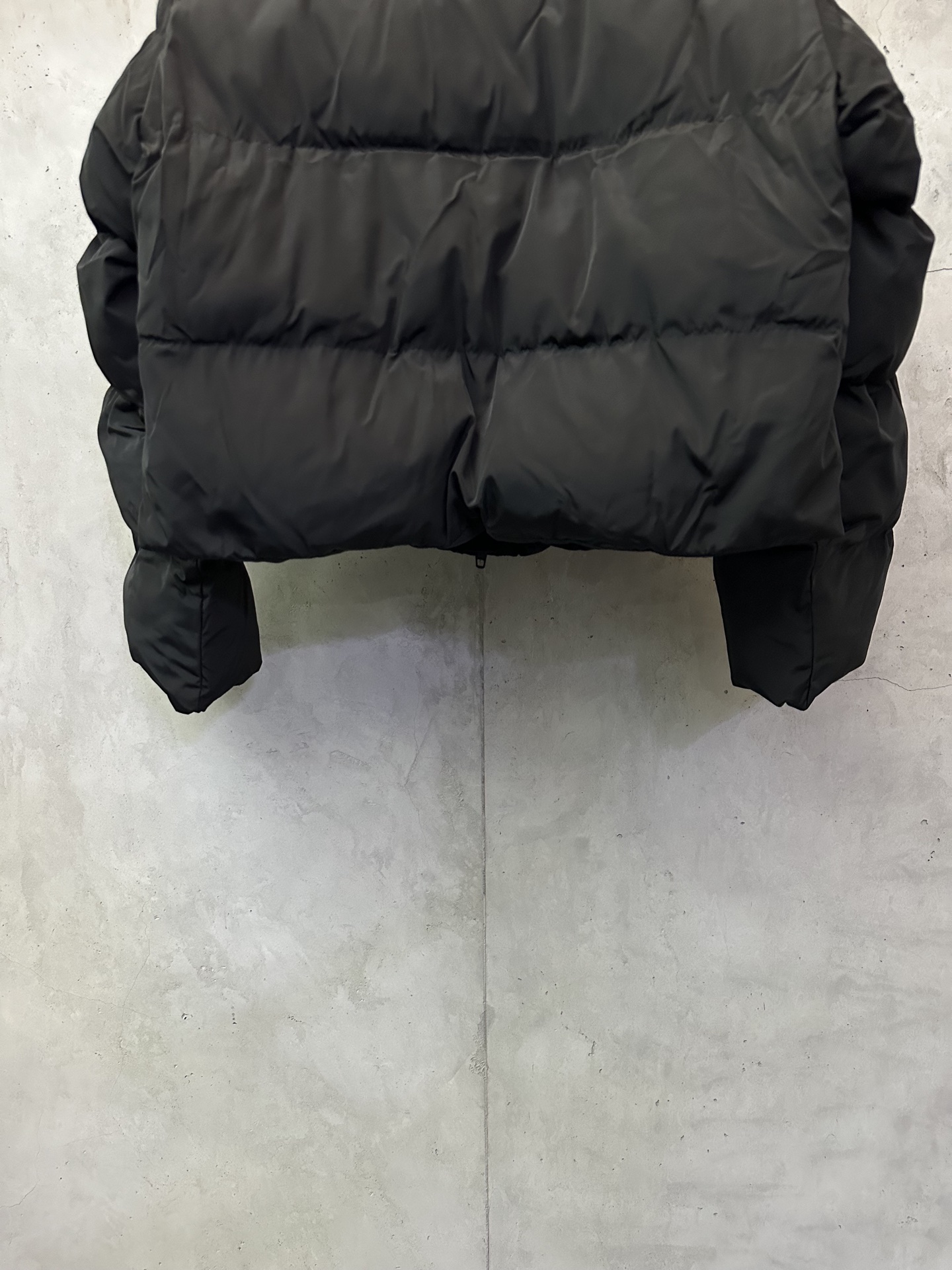 Balenciaga高仿男士羽絨外套 經典黑色冬季必備款| 10 Balenciaga高仿男士羽絨外套 經典黑色冬季必備款