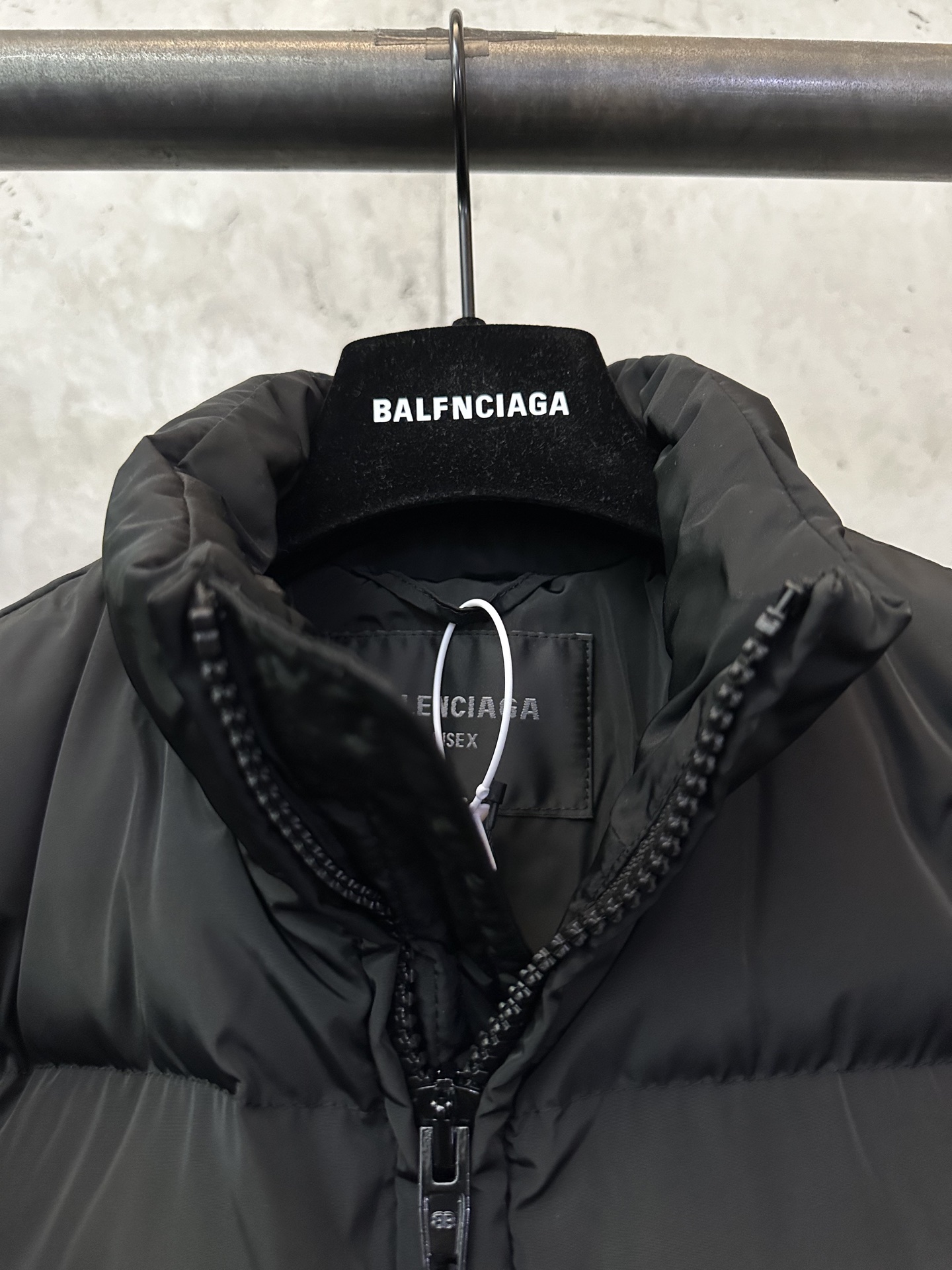 Balenciaga高仿男士羽絨外套 經典黑色冬季必備款| 9 Balenciaga高仿男士羽絨外套 經典黑色冬季必備款