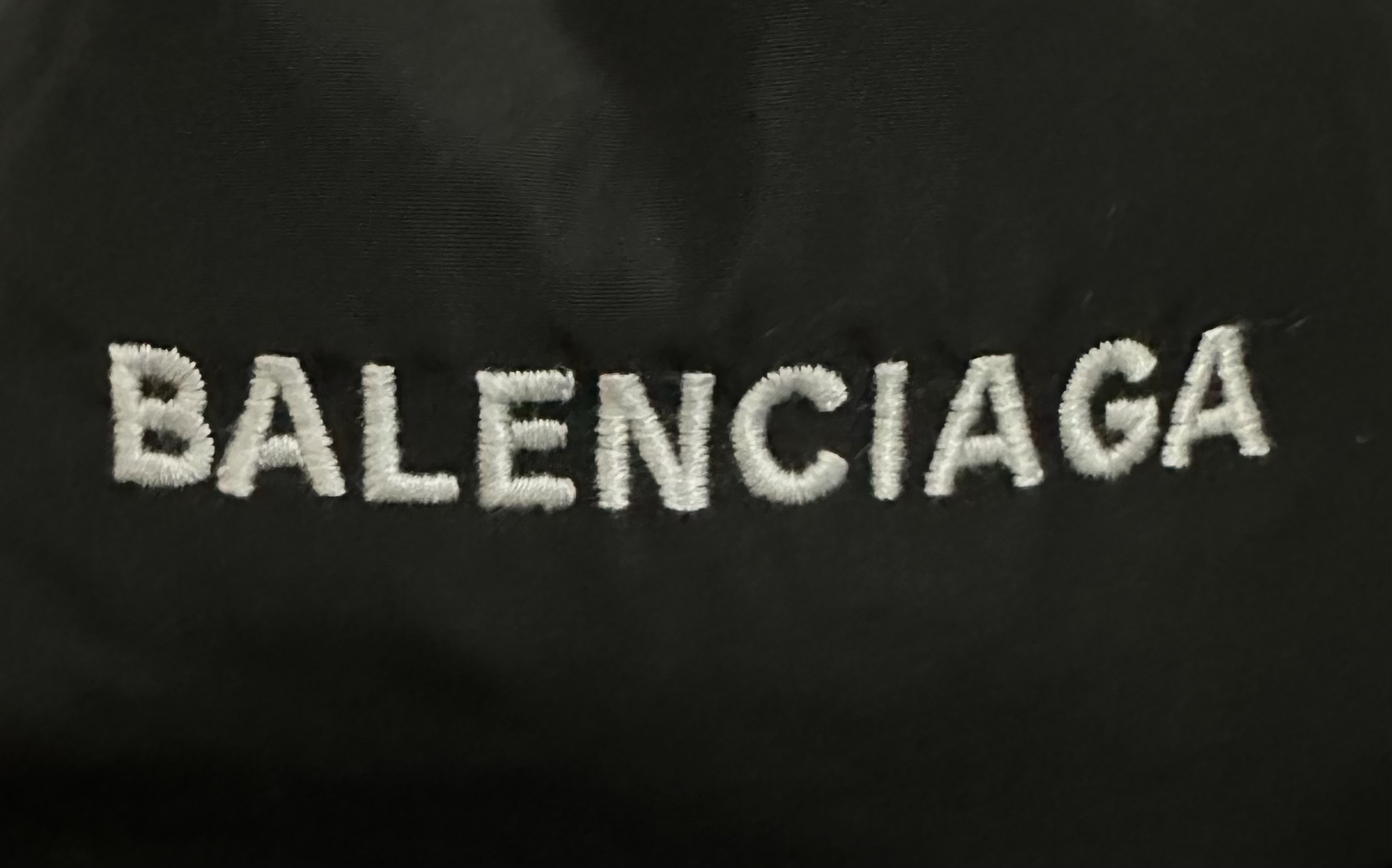 Balenciaga高仿男士羽絨外套 經典黑色冬季必備款| 8 Balenciaga高仿男士羽絨外套 經典黑色冬季必備款