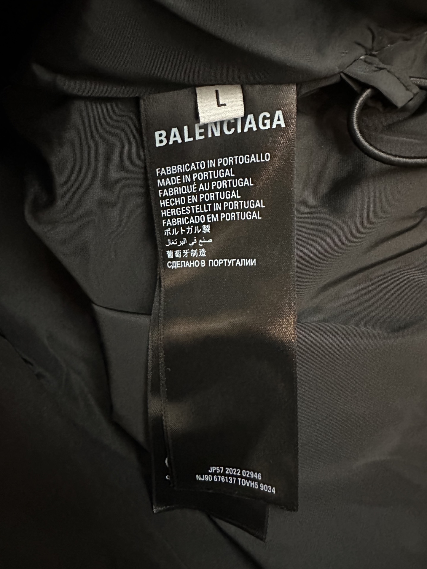 Balenciaga高仿男士羽絨外套 經典黑色冬季必備款| 7 Balenciaga高仿男士羽絨外套 經典黑色冬季必備款