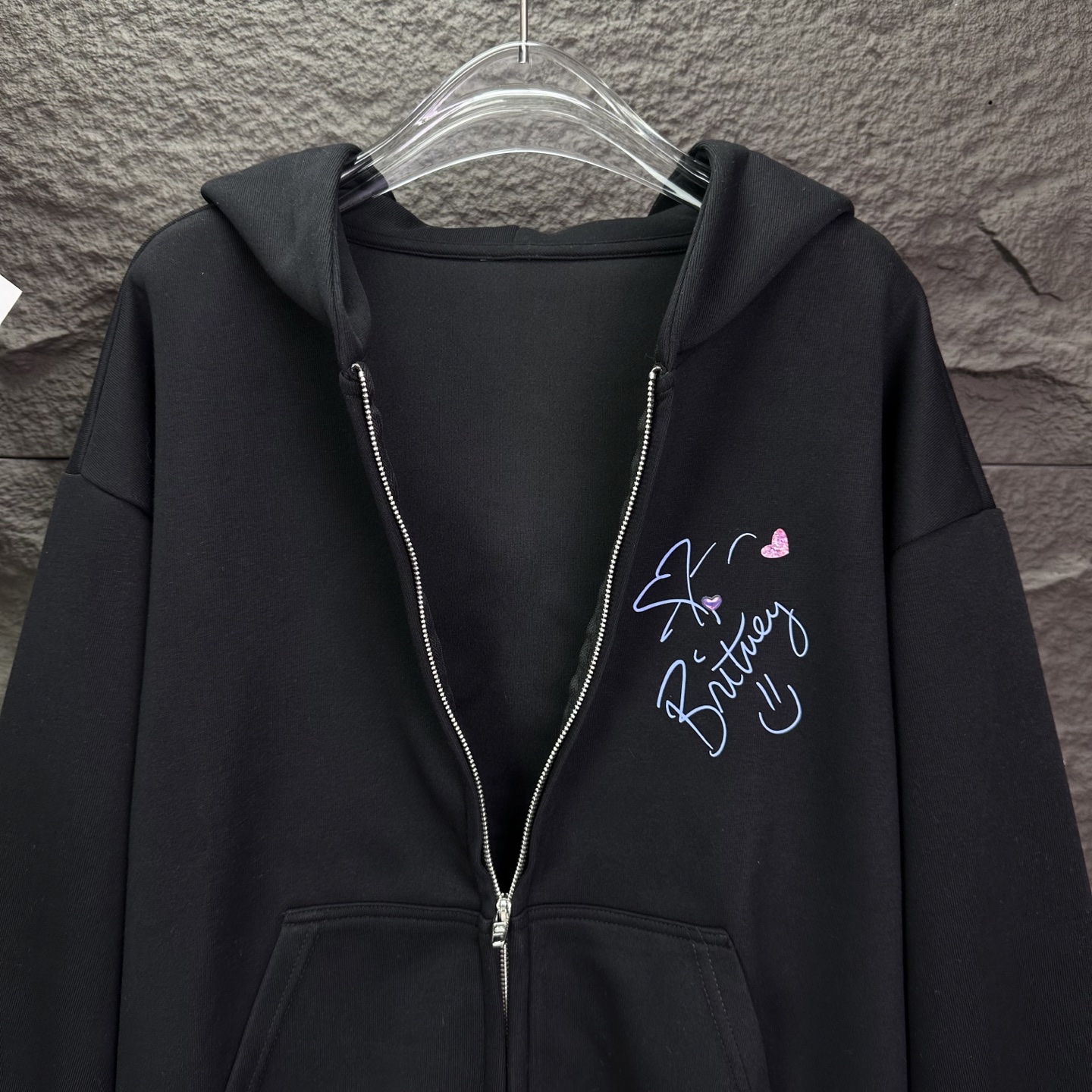 Balenciaga一比一女款連帽外套 黑色塗鴉甜酷風必備| 10 Balenciaga一比一女款連帽外套 黑色塗鴉甜酷風必備