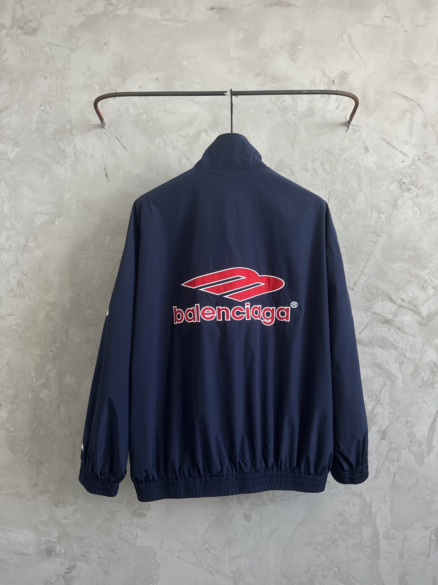 Balenciaga高仿男款運動外套 深藍大Logo街頭風格| 14 Balenciaga高仿男款運動外套 深藍大Logo街頭風格