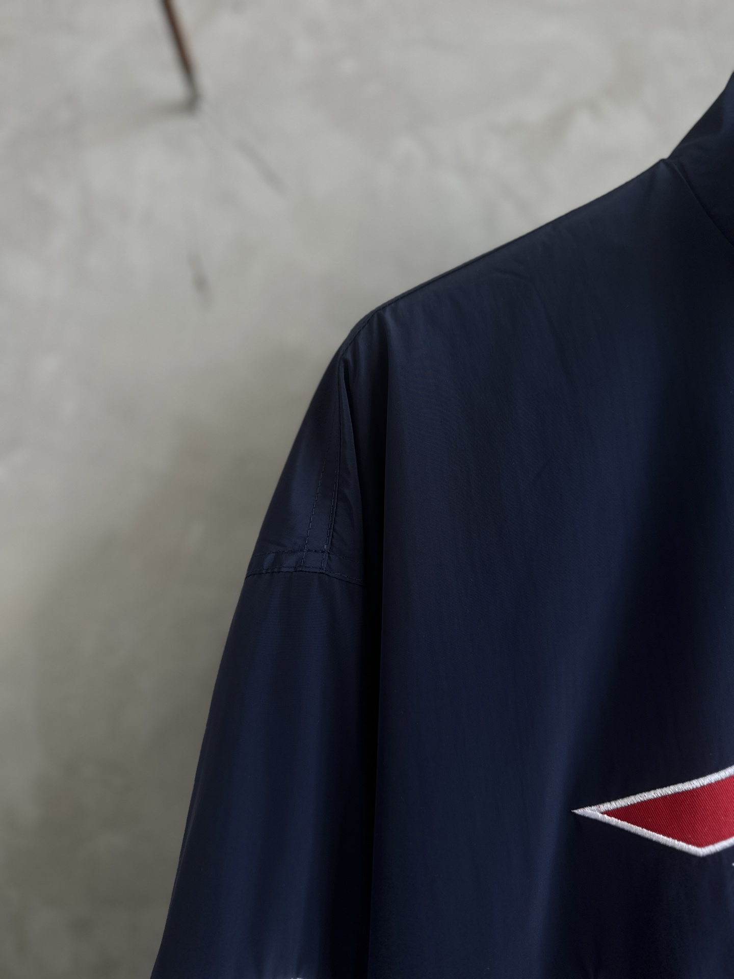 Balenciaga高仿男款運動外套 深藍大Logo街頭風格| 13 Balenciaga高仿男款運動外套 深藍大Logo街頭風格