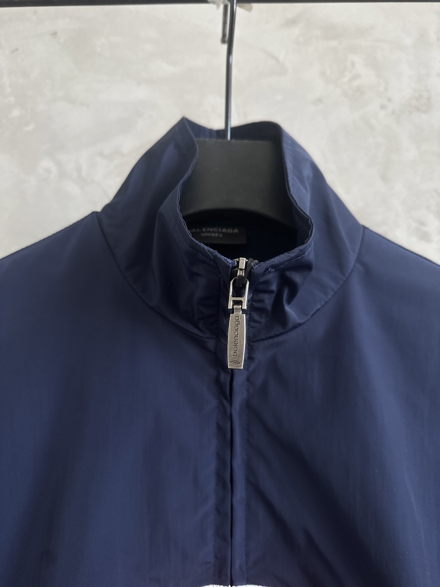 Balenciaga高仿男款運動外套 深藍大Logo街頭風格| 12 Balenciaga高仿男款運動外套 深藍大Logo街頭風格