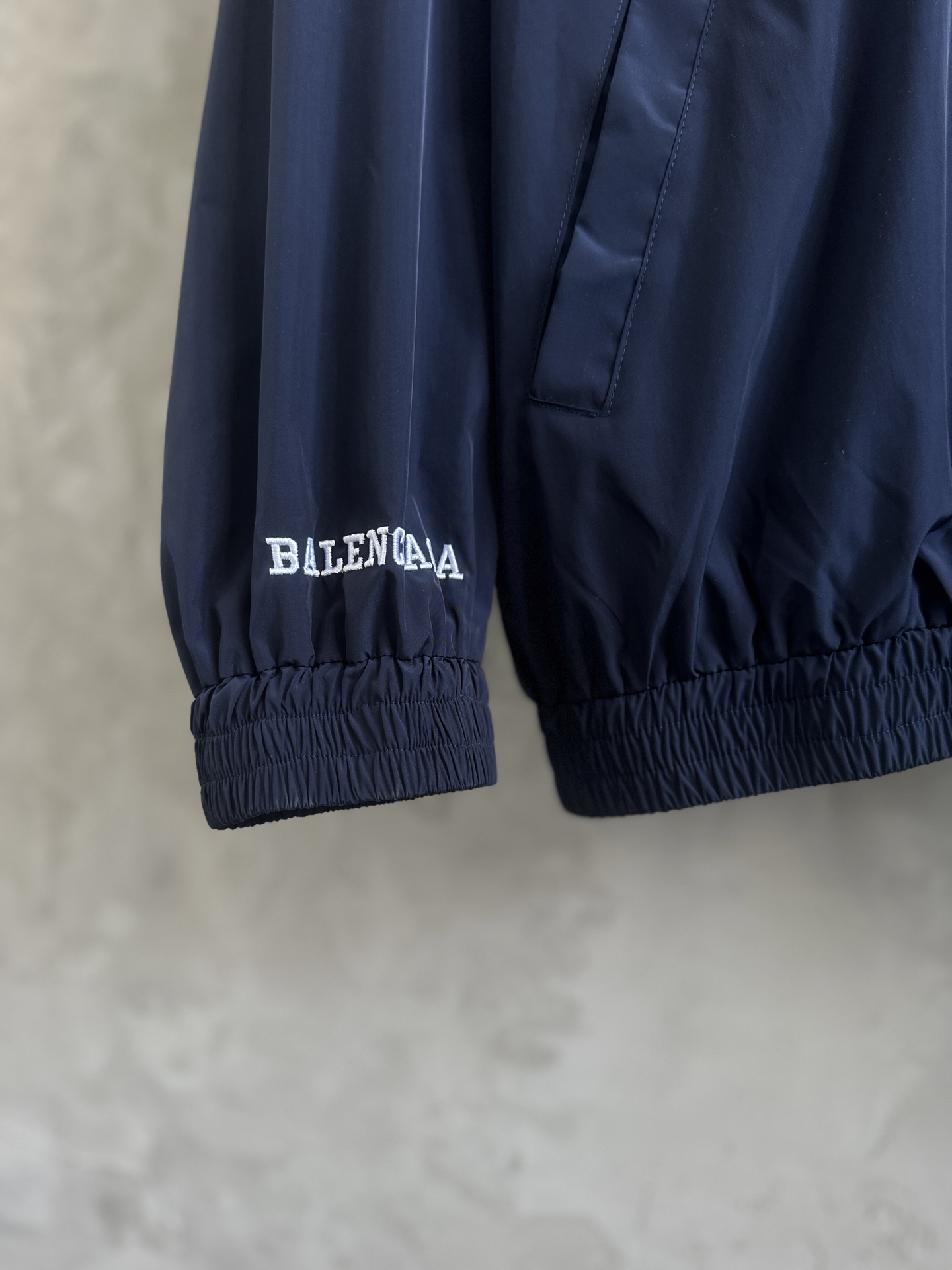 Balenciaga高仿男款運動外套 深藍大Logo街頭風格| 10 Balenciaga高仿男款運動外套 深藍大Logo街頭風格