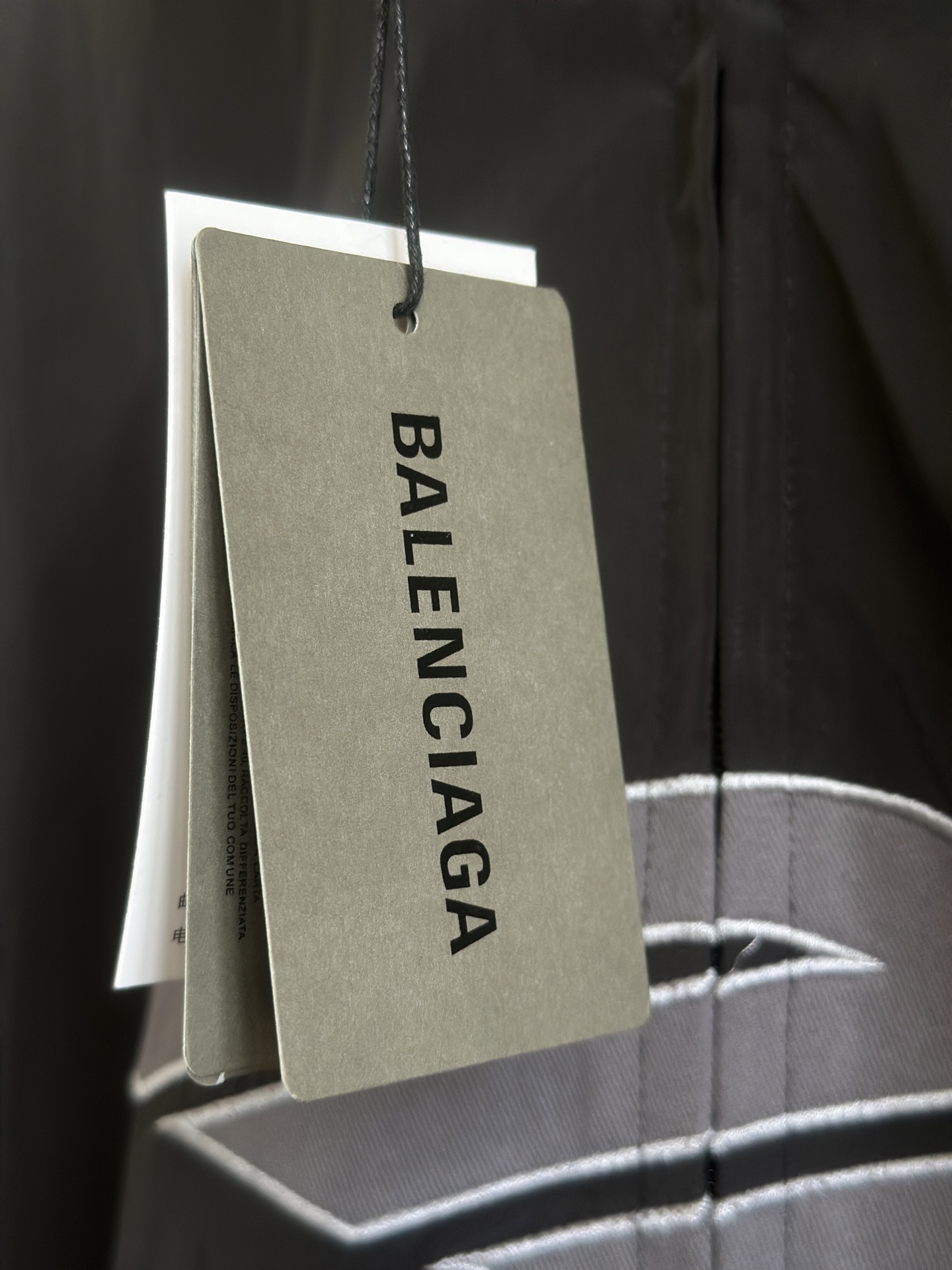 Balenciaga高仿男款運動外套 深藍大Logo街頭風格| 9 Balenciaga高仿男款運動外套 深藍大Logo街頭風格