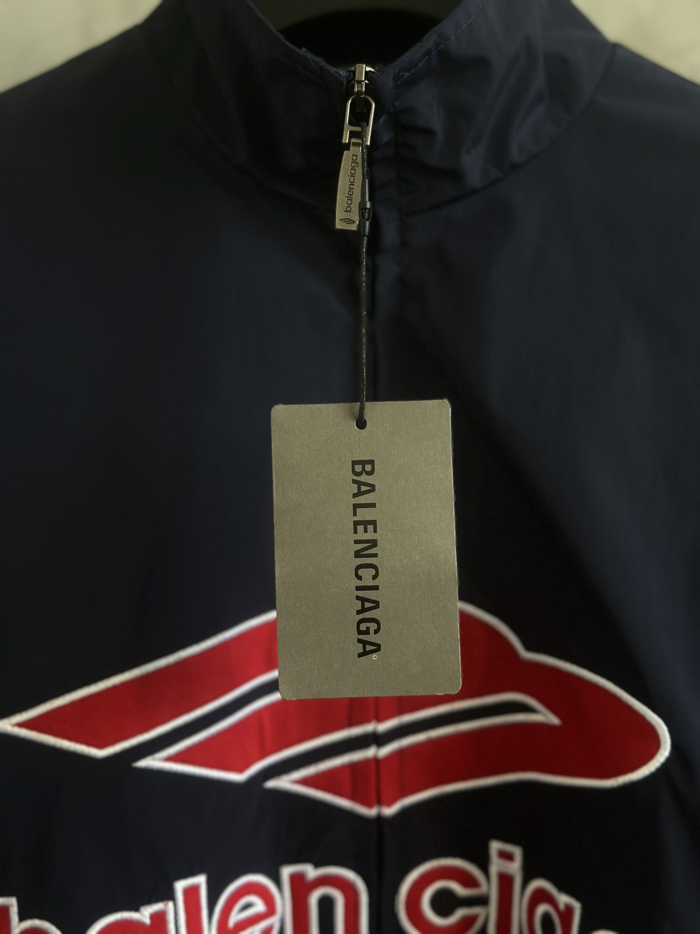 Balenciaga高仿男款運動外套 深藍大Logo街頭風格| 8 Balenciaga高仿男款運動外套 深藍大Logo街頭風格