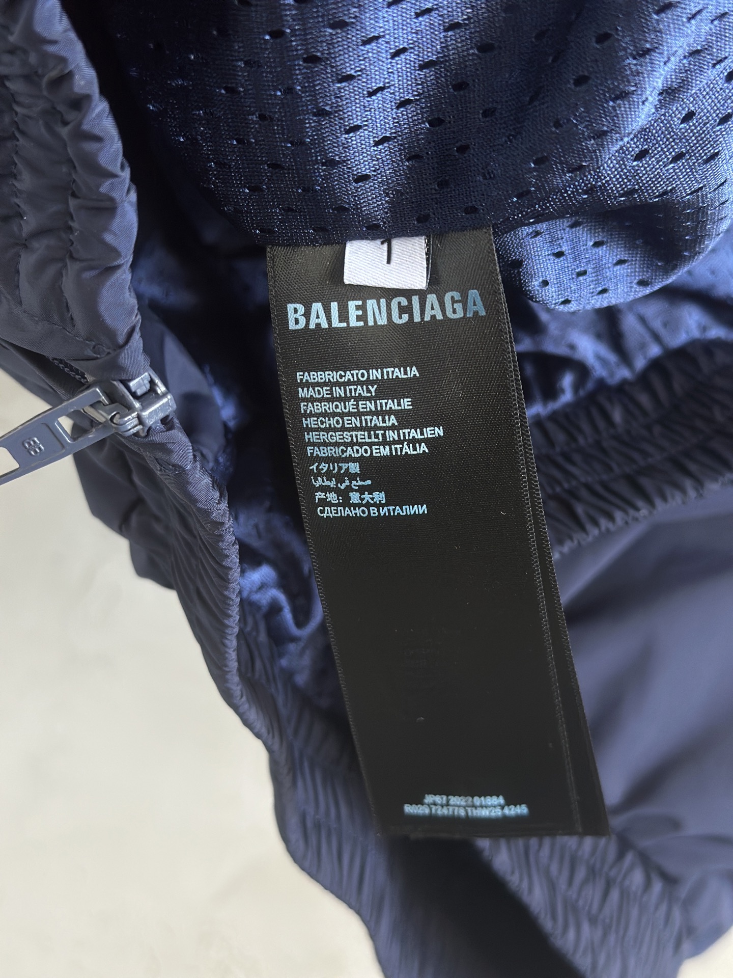 Balenciaga高仿男款運動外套 深藍大Logo街頭風格| 7 Balenciaga高仿男款運動外套 深藍大Logo街頭風格