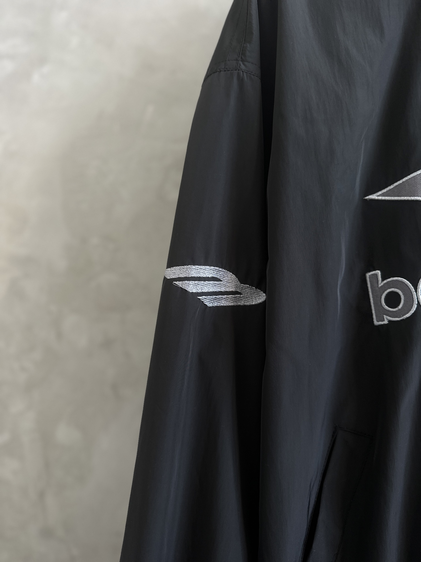 Balenciaga一比一男款運動外套 黑灰配色大Logo設計| 10 Balenciaga一比一男款運動外套 黑灰配色大Logo設計