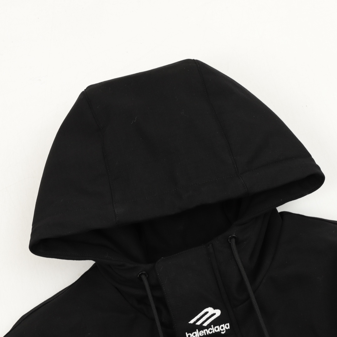 Balenciaga高仿連帽防風外套 黑色機能風設計都會實穿款| 13 Balenciaga高仿連帽防風外套 黑色機能風設計都會實穿款