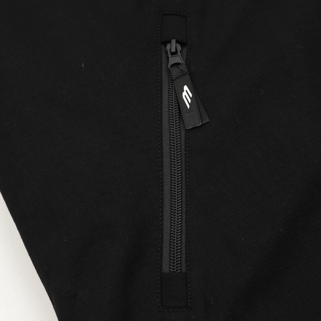 Balenciaga高仿連帽防風外套 黑色機能風設計都會實穿款| 10 Balenciaga高仿連帽防風外套 黑色機能風設計都會實穿款