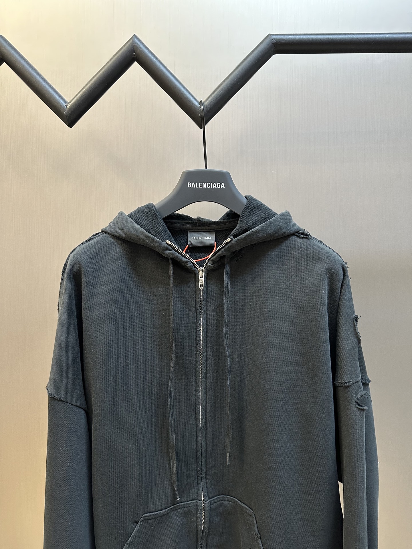 Balenciaga原單男款帽T外套 破壞風街頭感復古設計| 14 Balenciaga原單男款帽T外套 破壞風街頭感復古設計