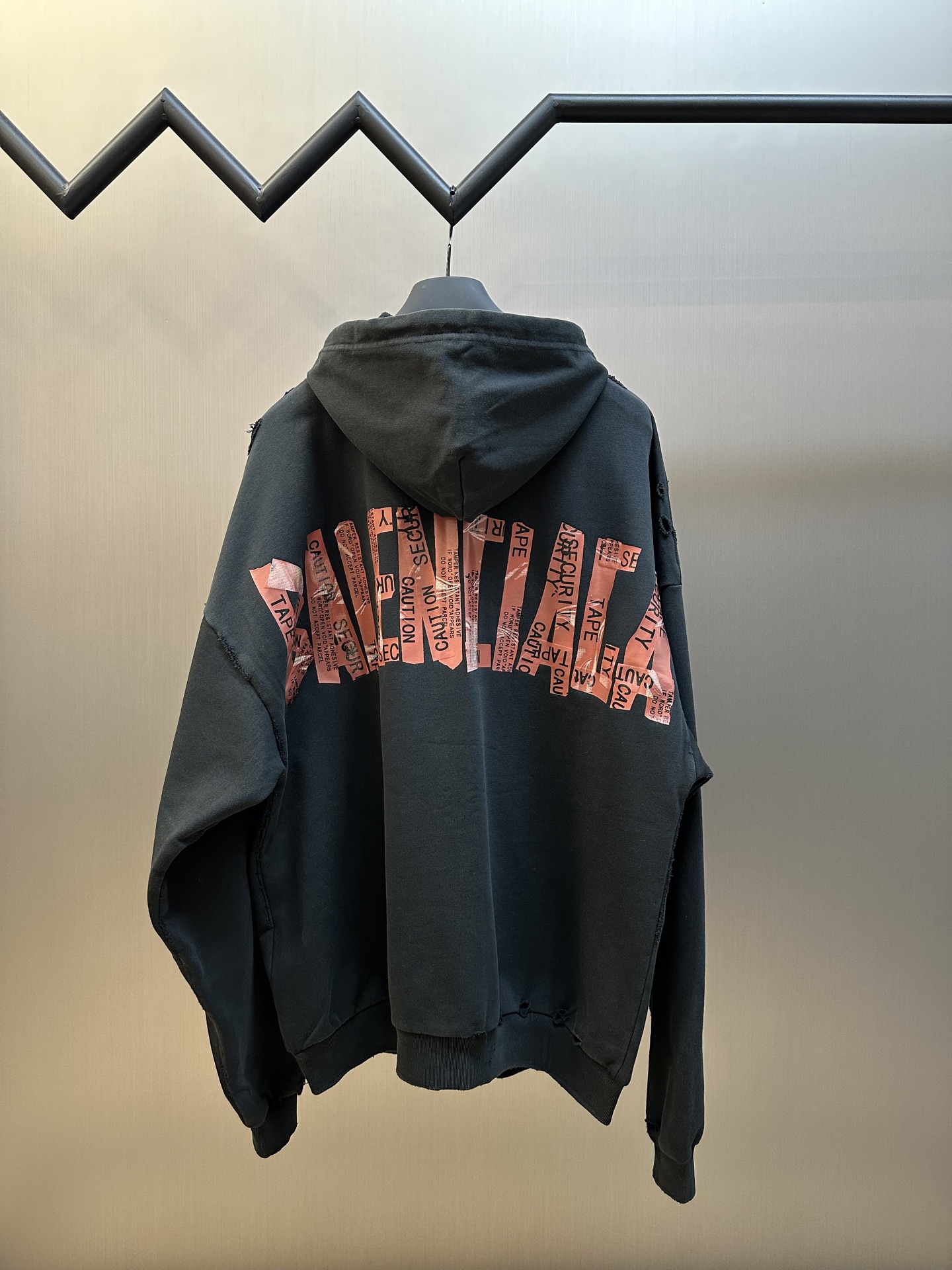 Balenciaga原單男款帽T外套 破壞風街頭感復古設計| 12 Balenciaga原單男款帽T外套 破壞風街頭感復古設計