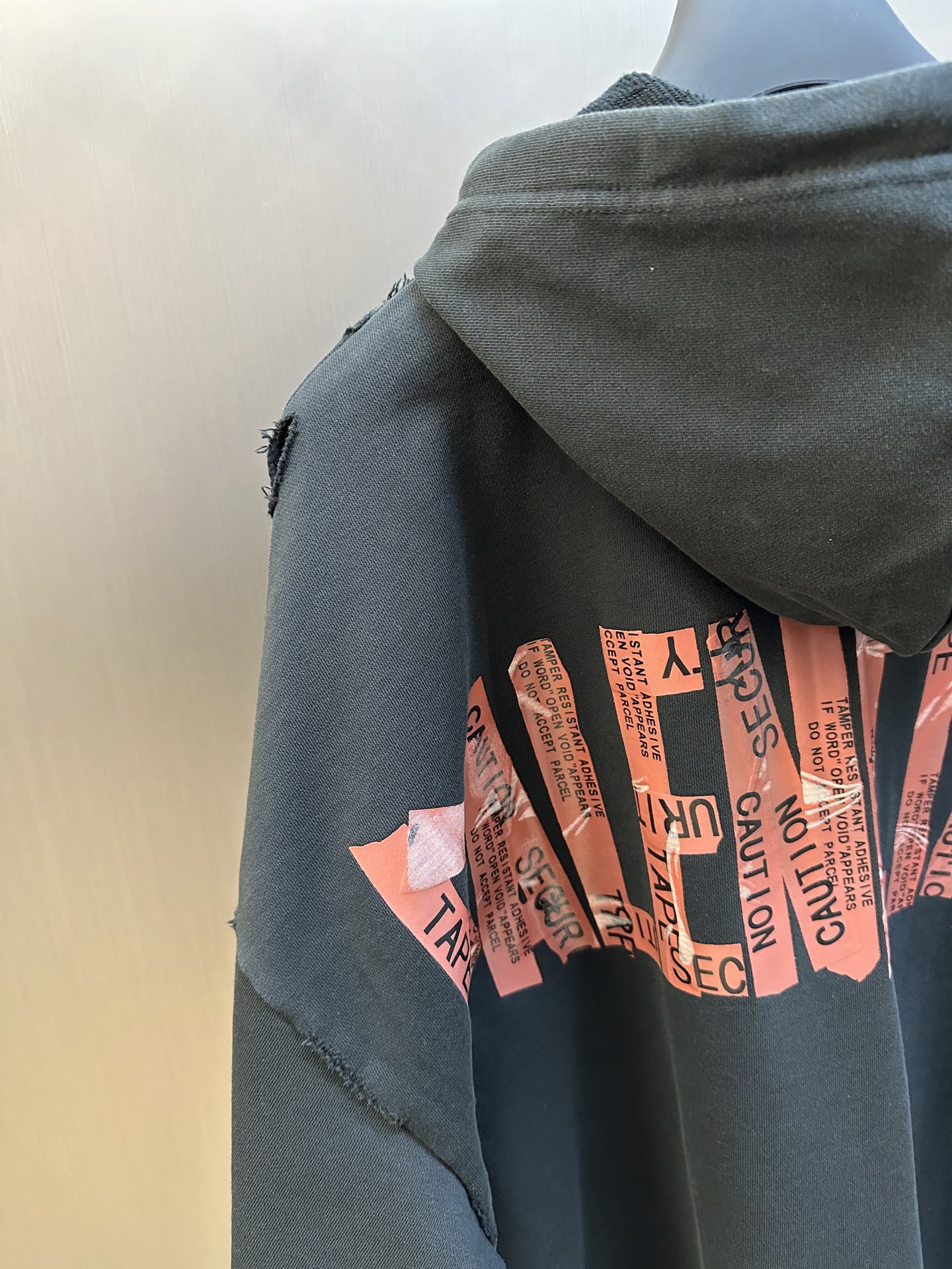 Balenciaga原單男款帽T外套 破壞風街頭感復古設計| 11 Balenciaga原單男款帽T外套 破壞風街頭感復古設計